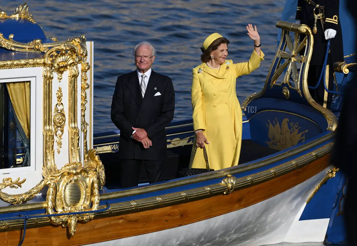 Re Carlo XVI Gustavo e Regina Silvia di Svezia navigano sul Vasaorden, la barca reale di Svezia, durante le celebrazioni del Giubileo d’Oro a Stoccolma il 16 settembre 2023 (JONATHAN NACKSTRAND/AFP via Getty Images)