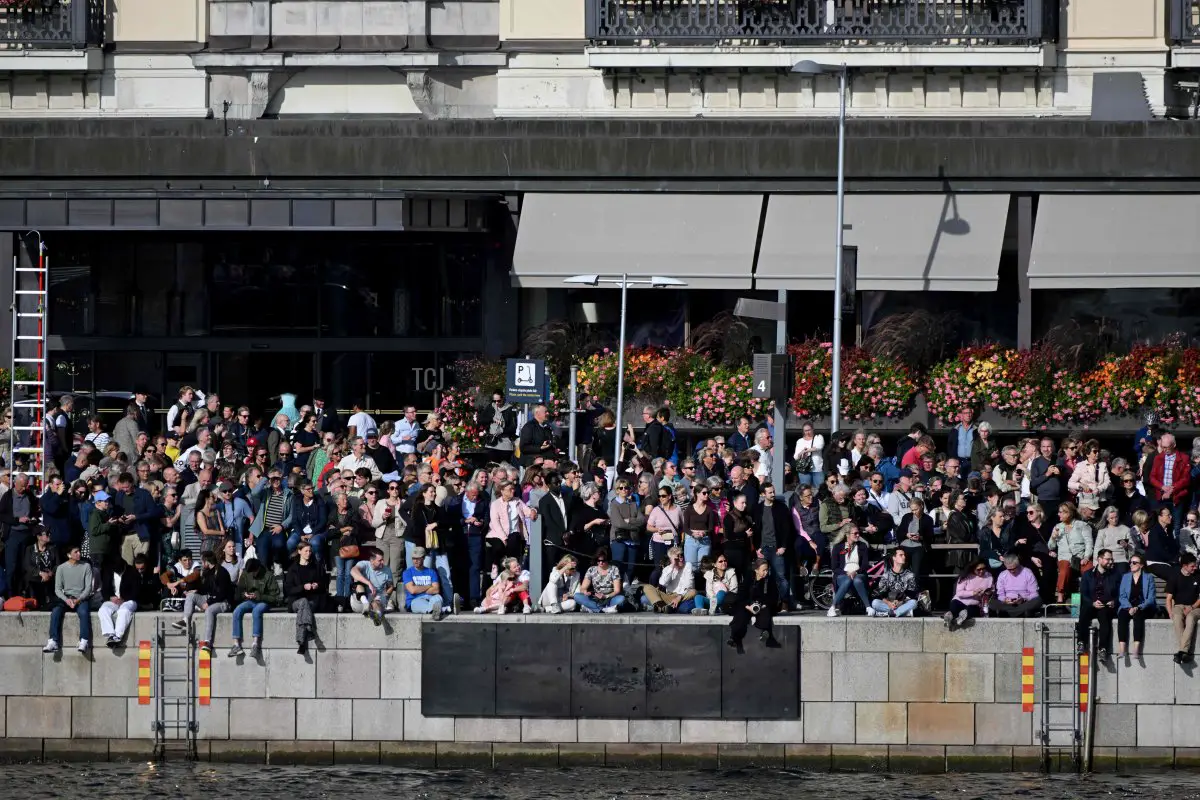 Folle di persone si radunano per assistere alla processione reale durante le celebrazioni del Giubileo d’Oro per Re Carlo XVI Gustavo di Svezia a Stoccolma il 16 settembre 2023 (JONATHAN NACKSTRAND/AFP via Getty Images)