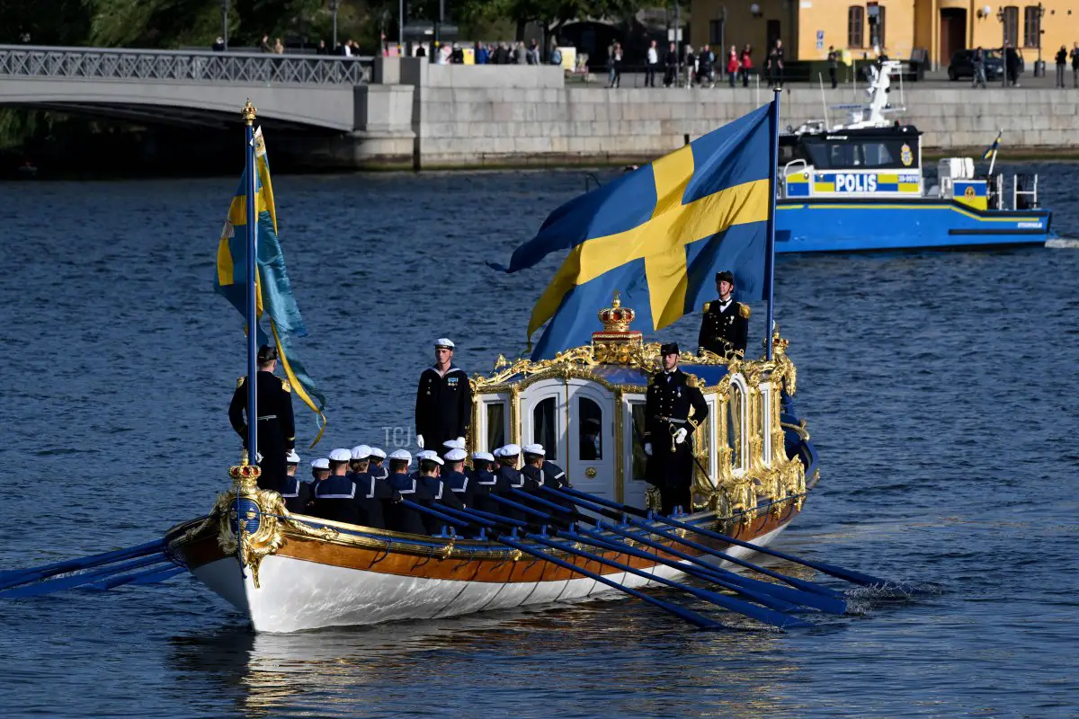 Marinai remano sul Vasaorden, la barca reale di Svezia, durante le celebrazioni del Giubileo d’Oro per Re Carlo XVI Gustavo di Svezia a Stoccolma il 16 settembre 2023 (JONATHAN NACKSTRAND/AFP via Getty Images)