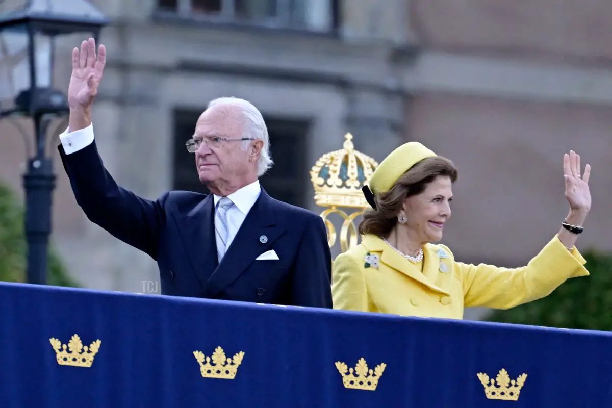 Re Carlo XVI Gustavo e Regina Silvia di Svezia salutano le folle radunate fuori dal Palazzo Reale durante le celebrazioni del Giubileo d’Oro a Stoccolma il 16 settembre 2023 (JANERIK HENRIKSSON/TT NEWS AGENCY/AFP via Getty Images)