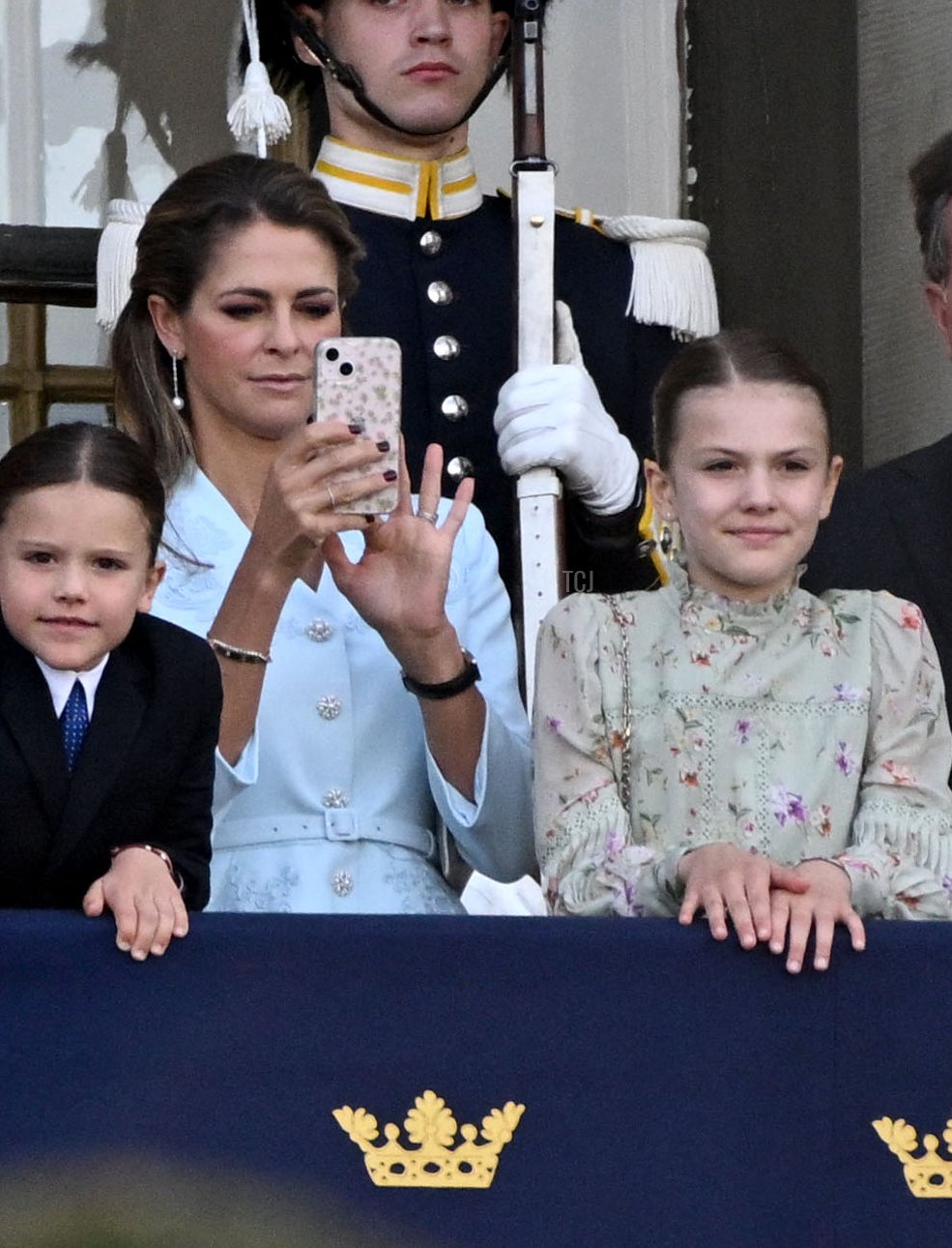 Il Principe Alessandro, la Principessa Madeleine e la Principessa Estelle di Svezia sono stati fotografati al Palazzo Reale durante le celebrazioni del Giubileo d’Oro per Re Carlo XVI Gustavo di Svezia a Stoccolma il 16 settembre 2023 (JONATHAN NACKSTRAND/AFP via Getty Images)