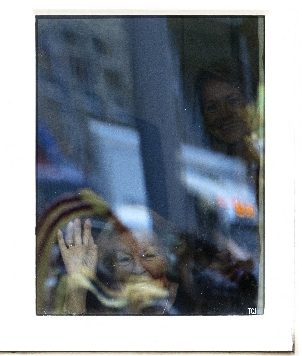 La principessa Beatrice dei Paesi Bassi saluta mentre la Carrozza di Vetro passa durante il Prinsjesdag all'Aia il 19 settembre 2023 (JEFFREY GROENEWEG/ANP/AFP via Getty Images)