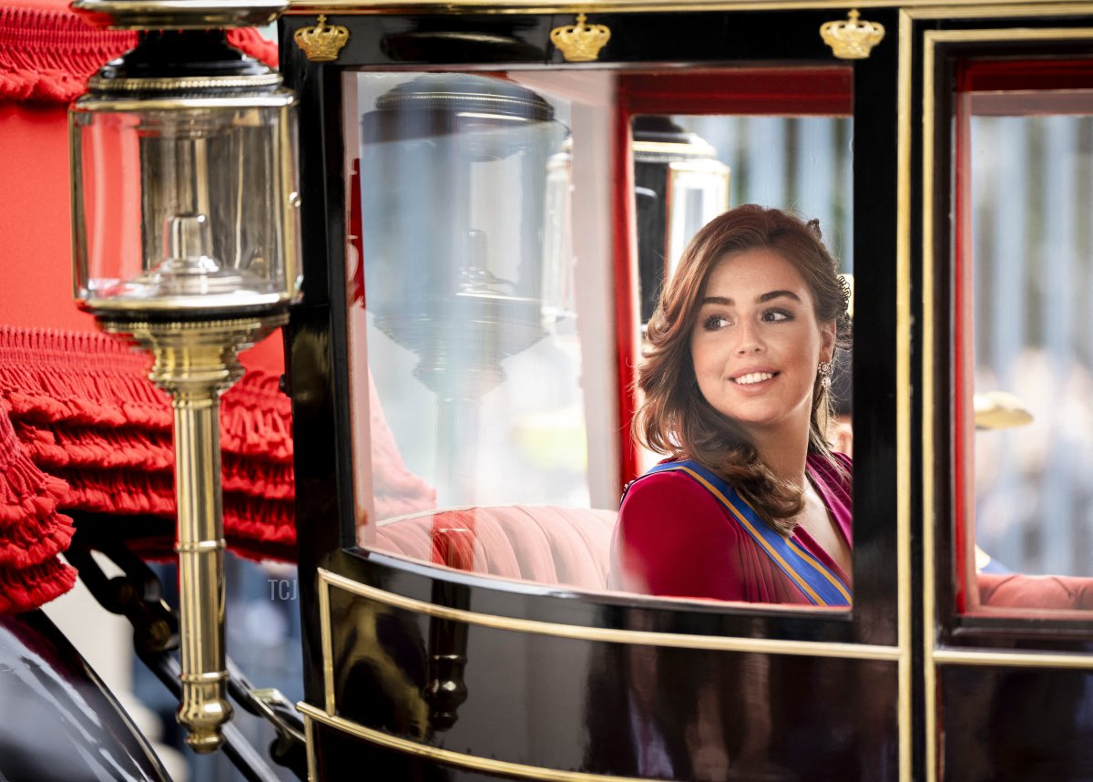 La principessa Amalia dei Paesi Bassi lascia il Palazzo Noordeinde durante il Prinsjesdag all'Aia il 19 settembre 2023 (KOEN VAN WEEL/ANP/AFP via Getty Images)