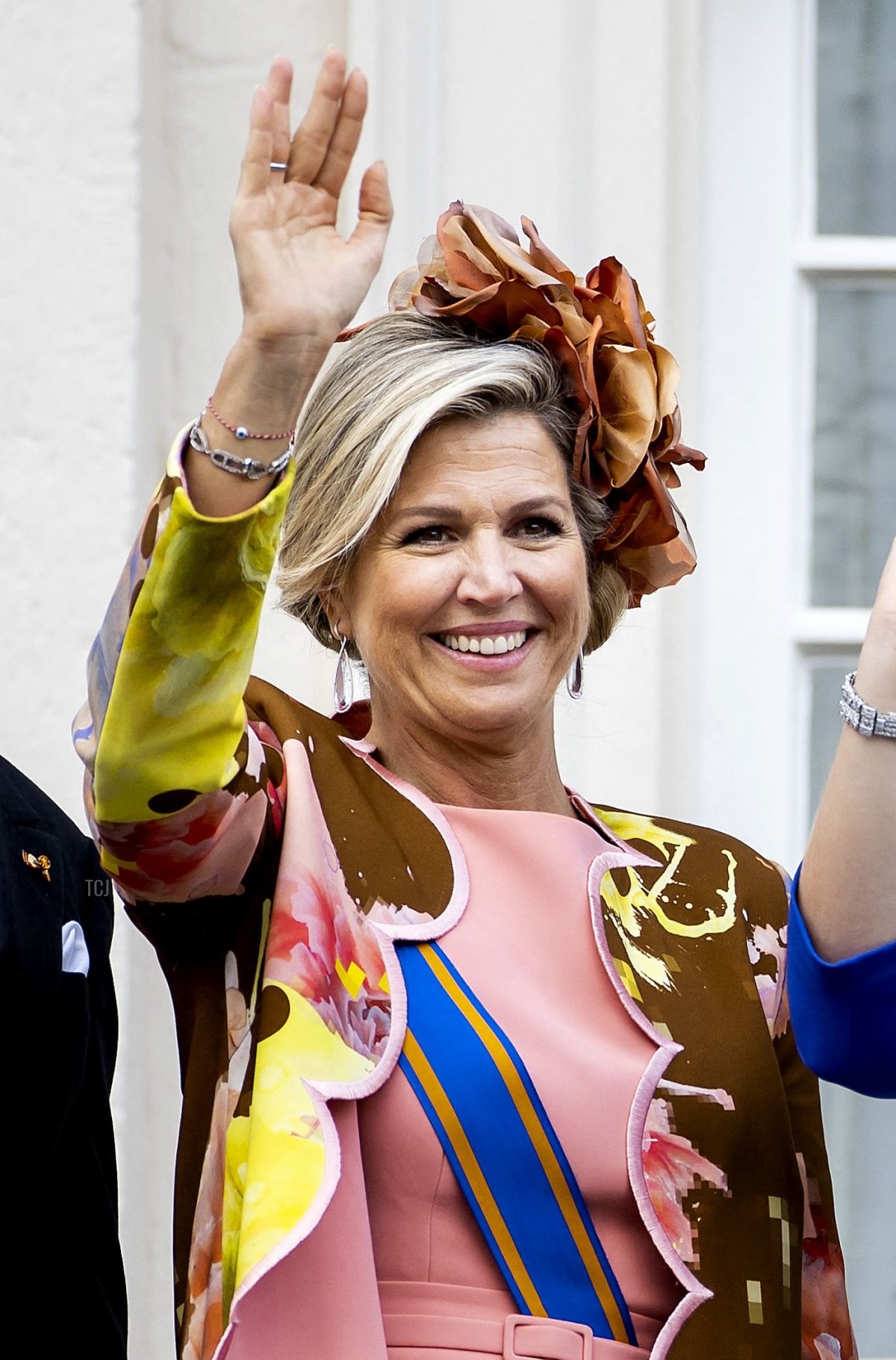 La regina Massima dei Paesi Bassi saluta dal balcone del Palazzo Noordeinde durante il Prinsjesdag all'Aia il 19 settembre 2023 (KOEN VAN WEEL/ANP/AFP via Getty Images)