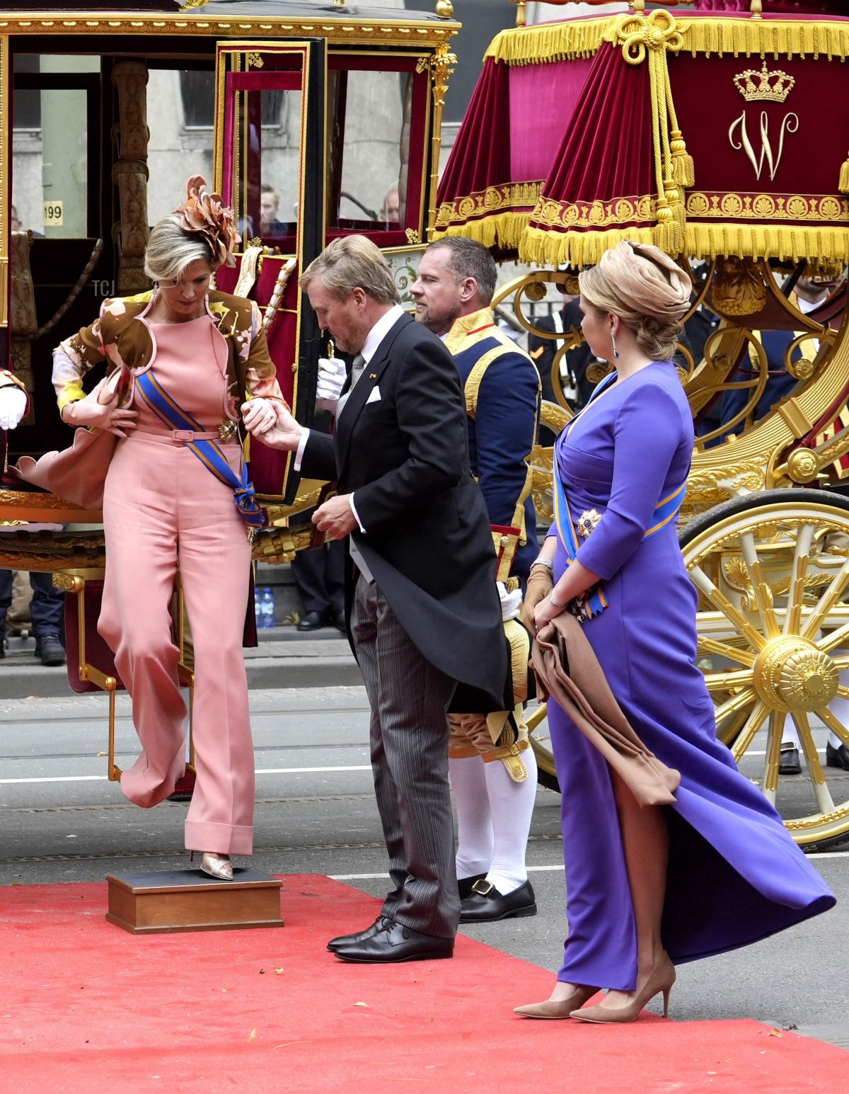 Il re Willem-Alexander e la regina Massima dei Paesi Bassi, con la principessa Amalia, arrivano al Teatro Reale per il Prinsjesdag all'Aia, il 19 settembre 2023 (LEX VAN LIESHOUT/ANP/AFP via Getty Images)