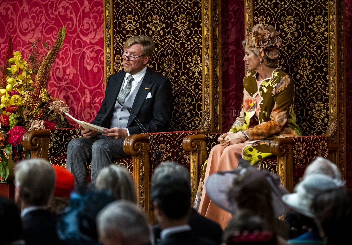 Il re Willem-Alexander legge il suo discorso dal trono durante il Prinsjesdag al Teatro Reale dell'Aia, il 19 settembre 2023 (REMKO DE WAAL/ANP/AFP via Getty Images)