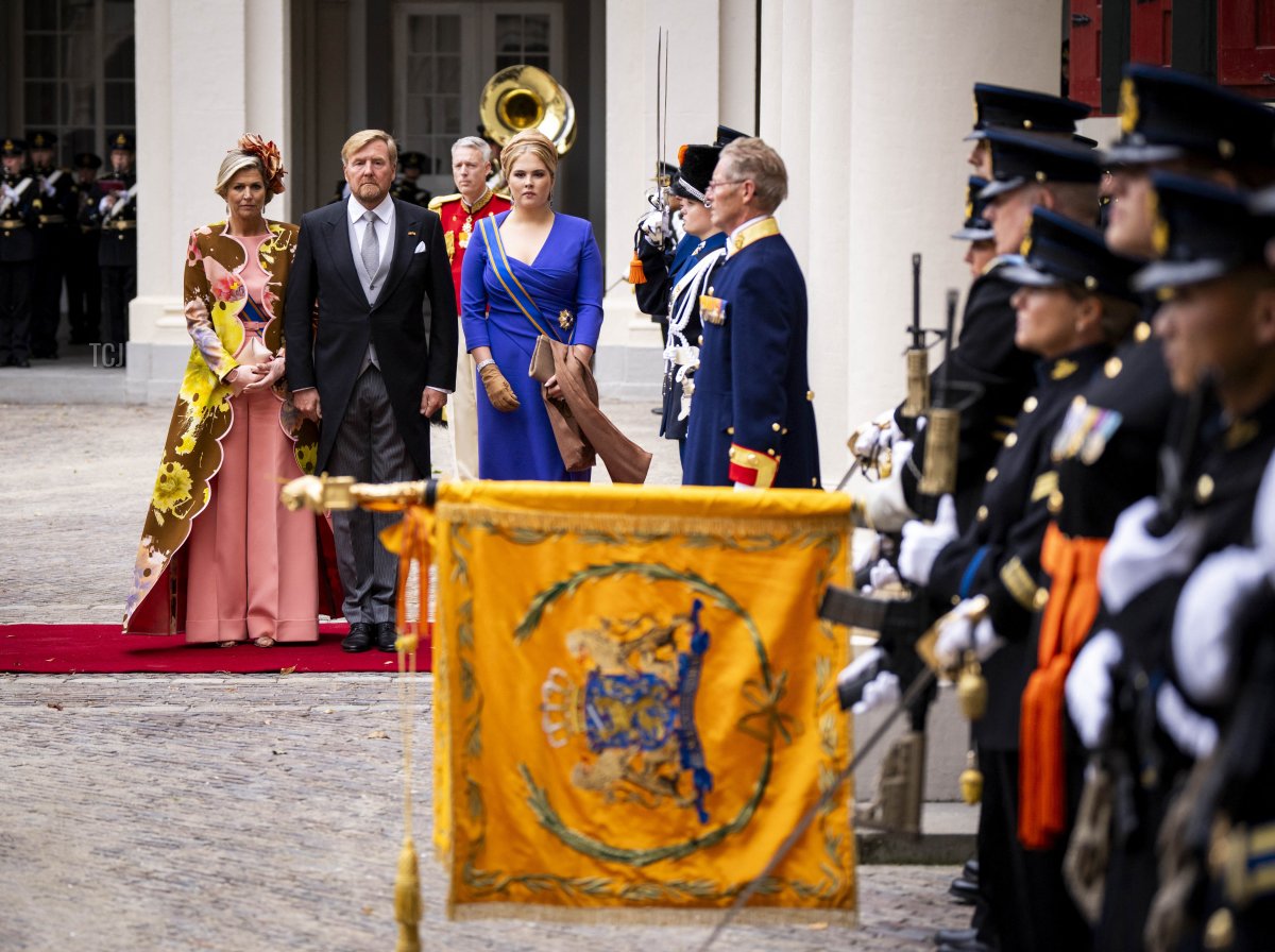 Il re Willem-Alexander e la regina Massima dei Paesi Bassi, con la principessa Amalia, lasciano il Palazzo Noordeinde durante il Prinsjesdag all'Aia il 19 settembre 2023 (FREEK VAN DEN BERGH/ANP/AFP via Getty Images)