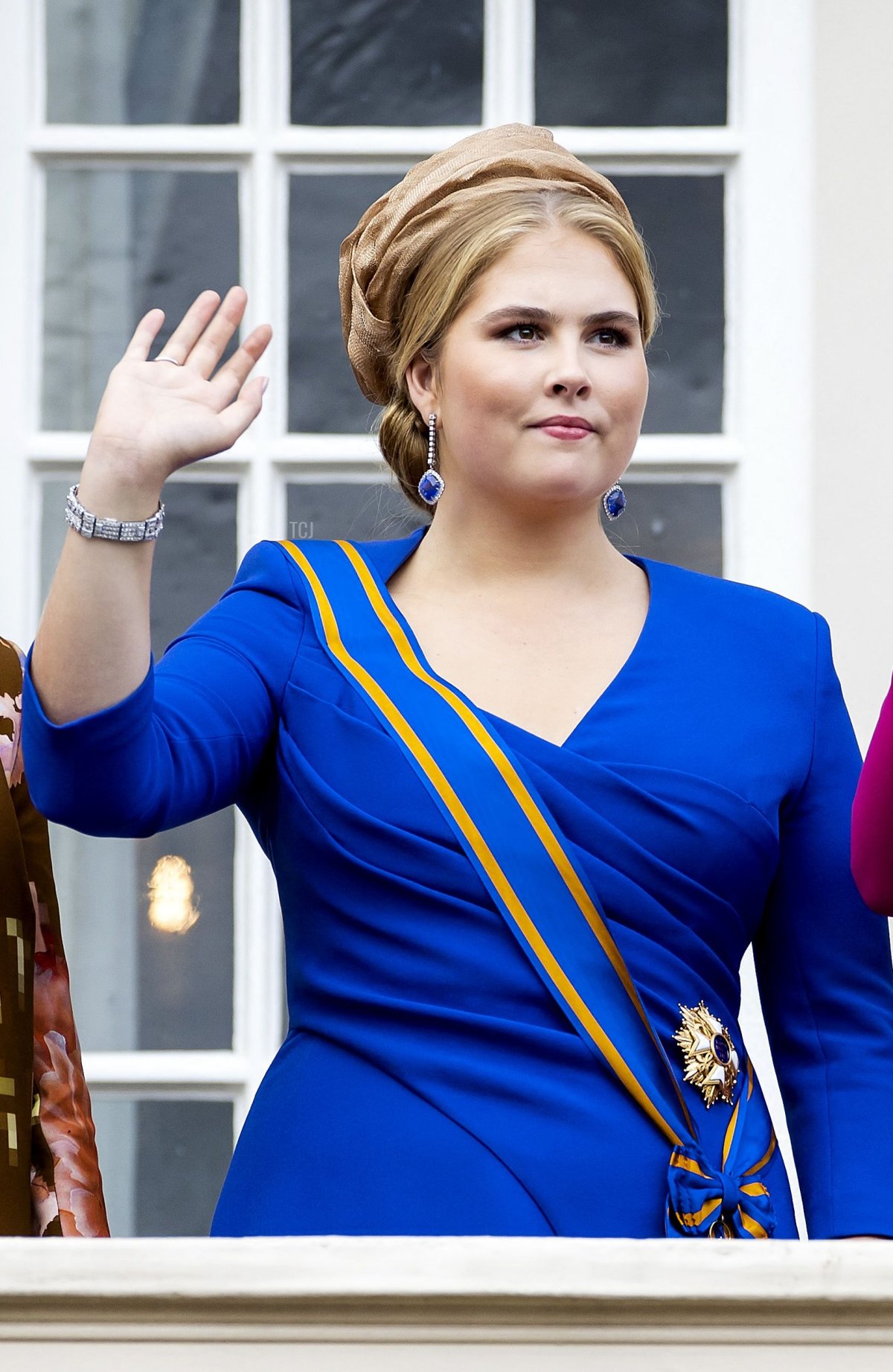 La principessa Amalia dei Paesi Bassi saluta dal balcone del Palazzo Noordeinde durante il Prinsjesdag all'Aia il 19 settembre 2023 (KOEN VAN WEEL/ANP/AFP via Getty Images)