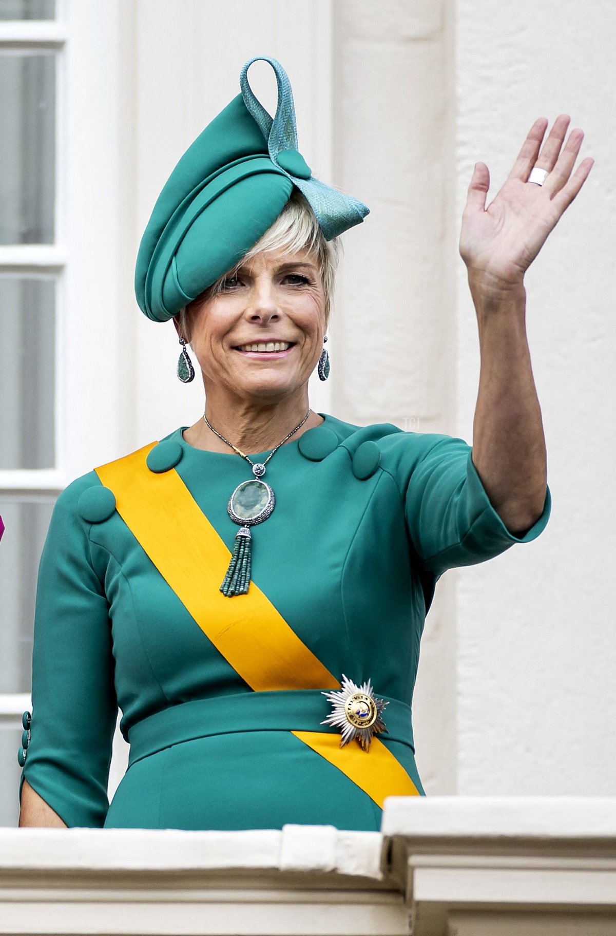 La principessa Laurentien dei Paesi Bassi saluta dal balcone del Palazzo Noordeinde durante il Prinsjesdag all'Aia il 19 settembre 2023 (KOEN VAN WEEL/ANP/AFP via Getty Images)