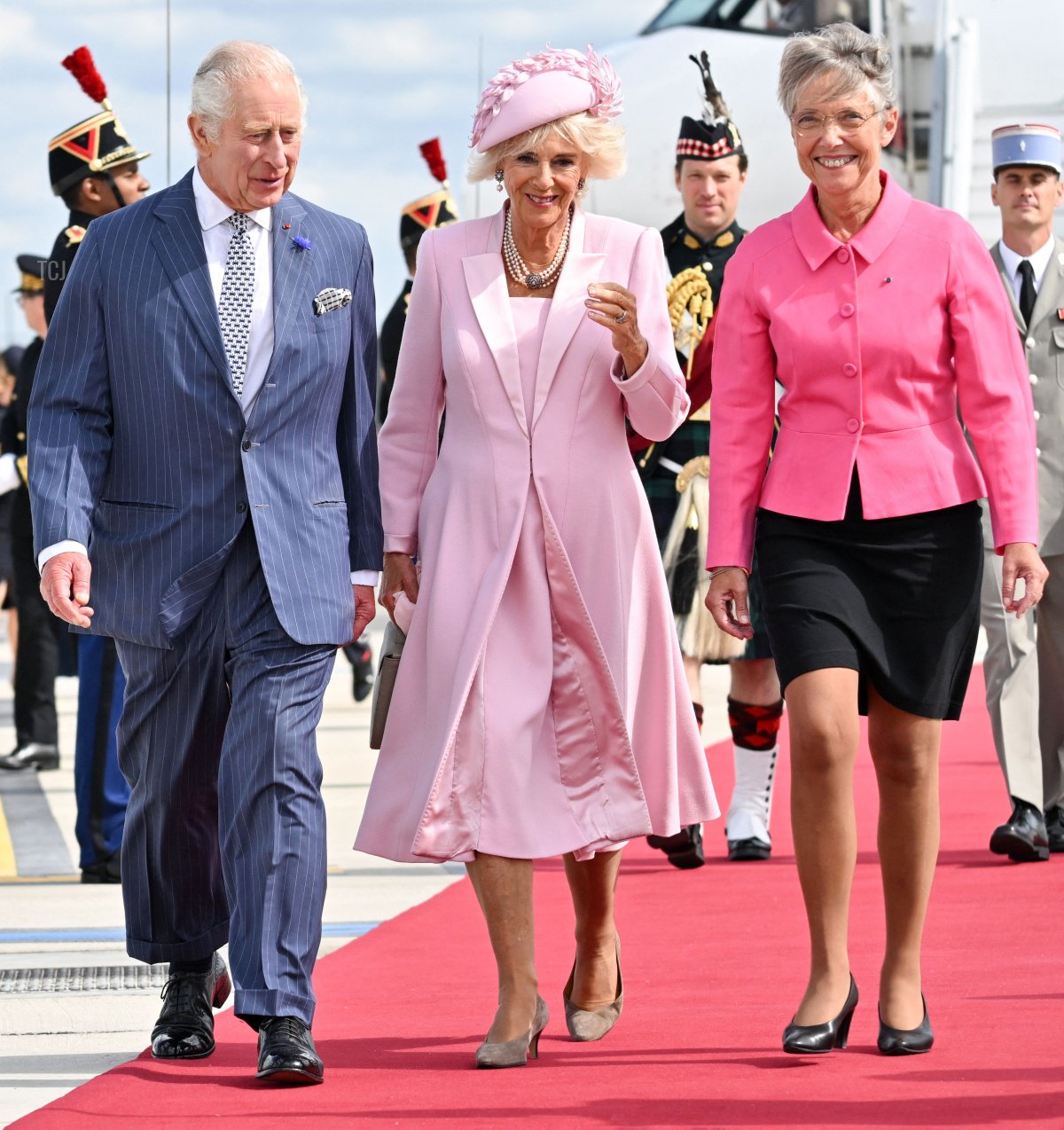 Re Carlo III e Regina Camilla del Regno Unito vengono accolti dalla Primo Ministro francese Elisabeth Borne all'arrivo a Parigi per l'inizio di una visita di stato in Francia il 20 settembre 2023 (Tim Rooke - Pool/Getty Images)