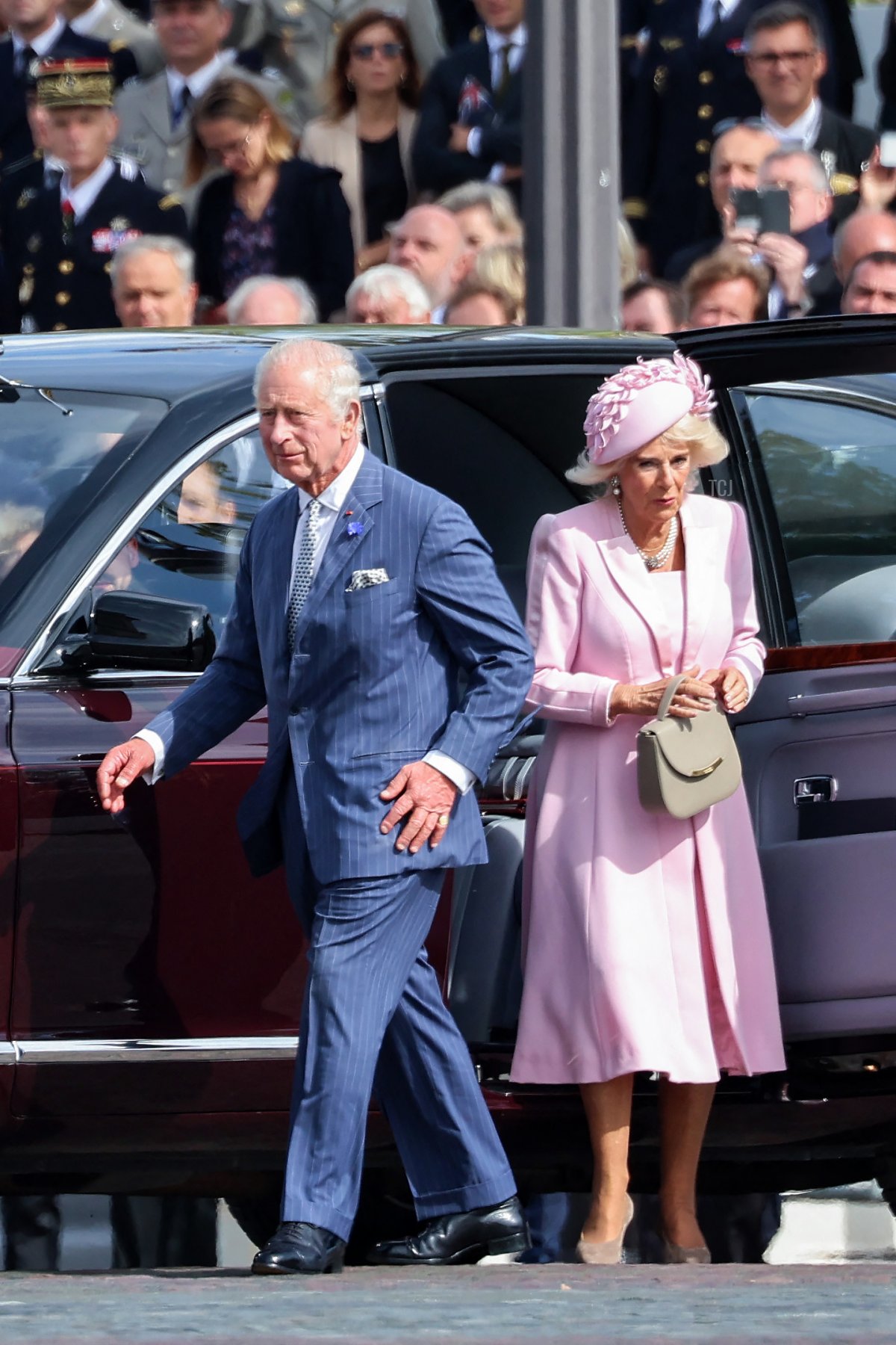 Re Carlo III e Regina Camilla del Regno Unito arrivano all'Arc de Triomphe a Parigi per una cerimonia di benvenuto ufficiale all'inizio di una visita di stato in Francia il 20 settembre 2023 (Chris Jackson - WPA Pool/Getty Images)