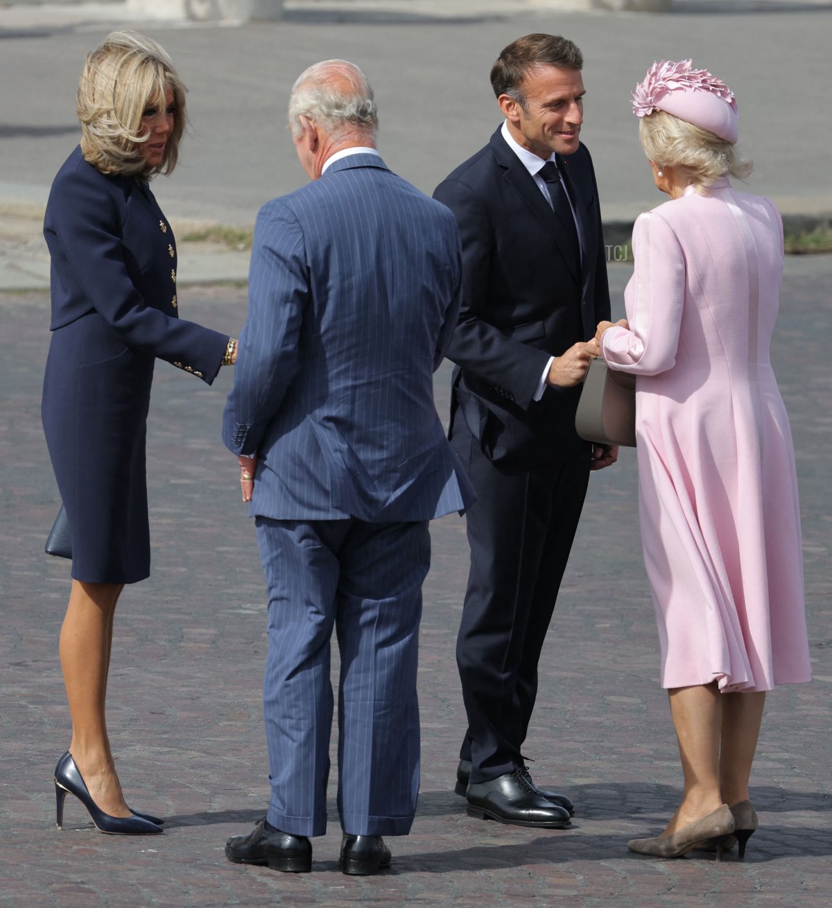 Re Carlo III e Regina Camilla del Regno Unito vengono accolti dal Presidente Emmanuel Macron e dalla moglie, Brigitte, durante una cerimonia di benvenuto ufficiale all'inizio di una visita di stato in Francia il 20 settembre 2023 (THOMAS SAMSON/AFP via Getty Images)