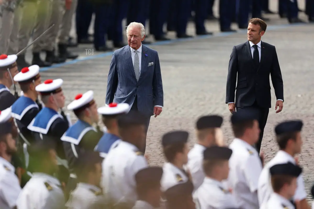 Re Carlo III del Regno Unito e Presidente Emmanuel Macron esaminano le truppe all'Arc de Triomphe a Parigi durante una cerimonia di benvenuto ufficiale all'inizio di una visita di stato in Francia il 20 settembre 2023 (THOMAS SAMSON/AFP via Getty Images)