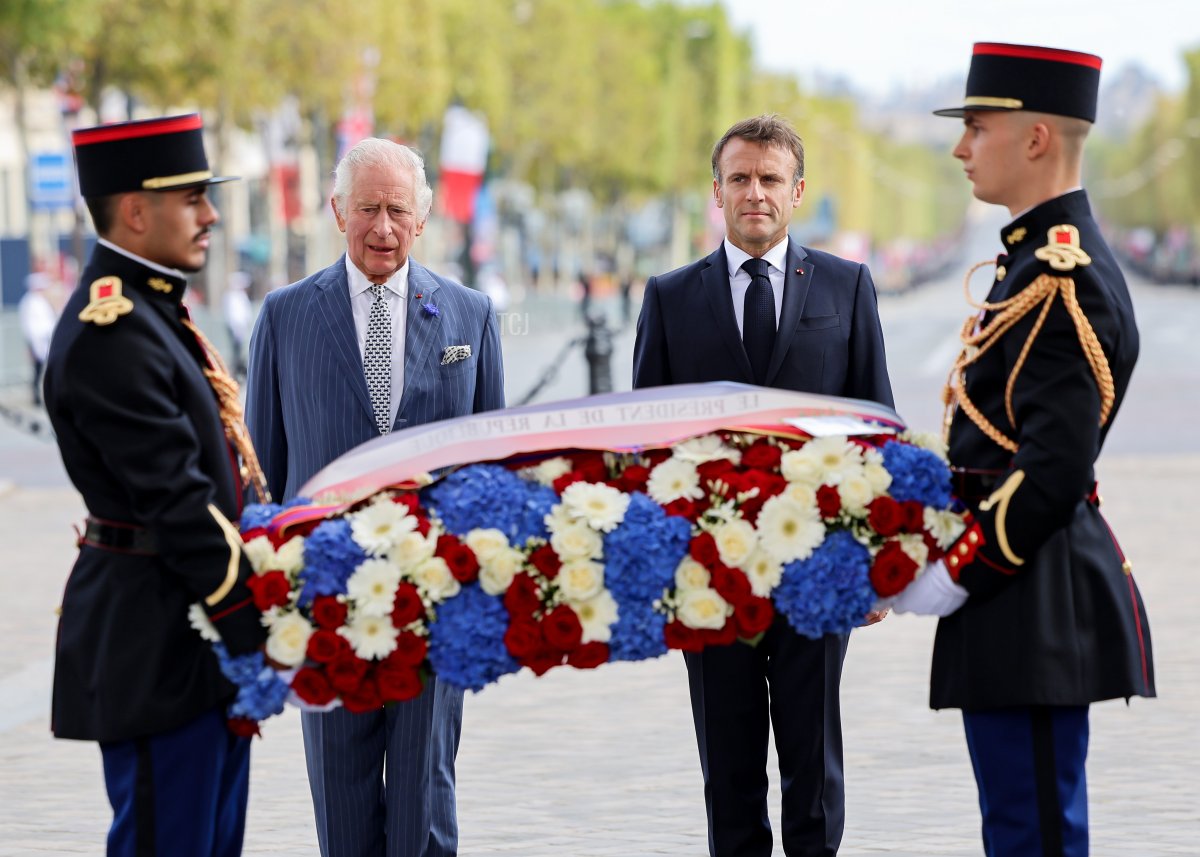 Re Carlo III del Regno Unito e Presidente Emmanuel Macron partecipano a una cerimonia di deposizione delle corone all'Arc de Triomphe a Parigi durante una cerimonia di benvenuto ufficiale all'inizio di una visita di stato in Francia il 20 settembre 2023 (Chris Jackson - WPA Pool/Getty Images)