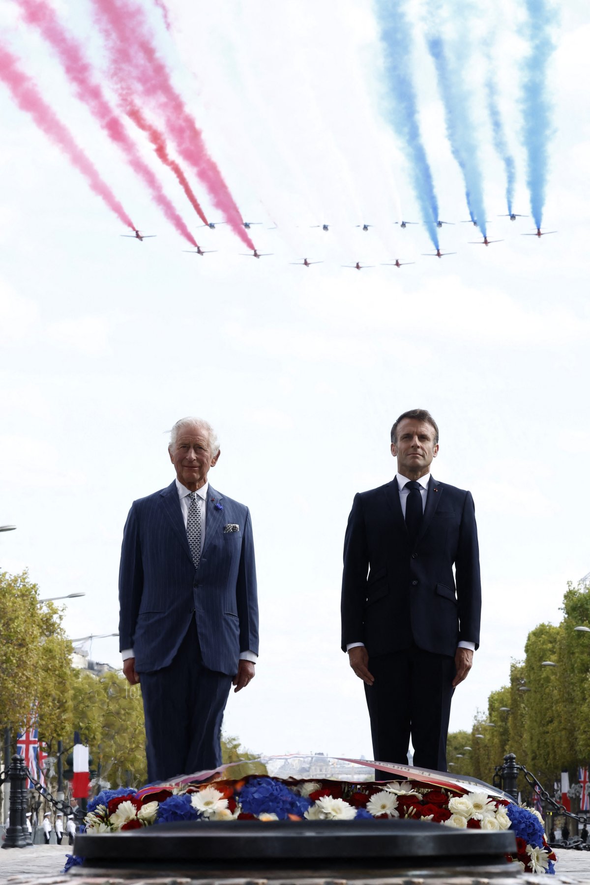 Re Carlo III del Regno Unito e Presidente Emmanuel Macron partecipano a una cerimonia di deposizione delle corone all'Arc de Triomphe a Parigi durante una cerimonia di benvenuto ufficiale all'inizio di una visita di stato in Francia il 20 settembre 2023 (YOAN VALAT/POOL/AFP via Getty Images)