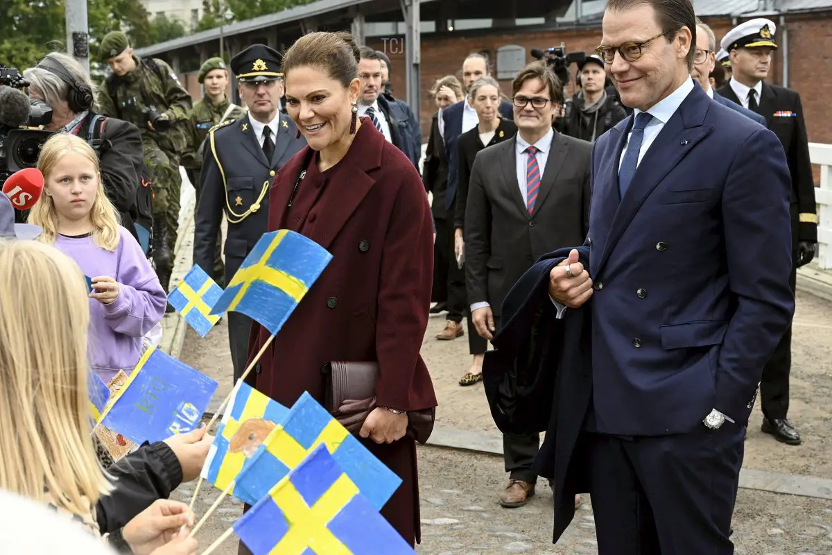 La Principessa Ereditiera Victoria e il Principe Daniel di Svezia visitano la Fortezza Marittima di Suomenlinna a Helsinki, Finlandia, il 21 settembre 2023 (HEIKKI SAUKKOMAA/Lehtikuva/AFP via Getty Images)