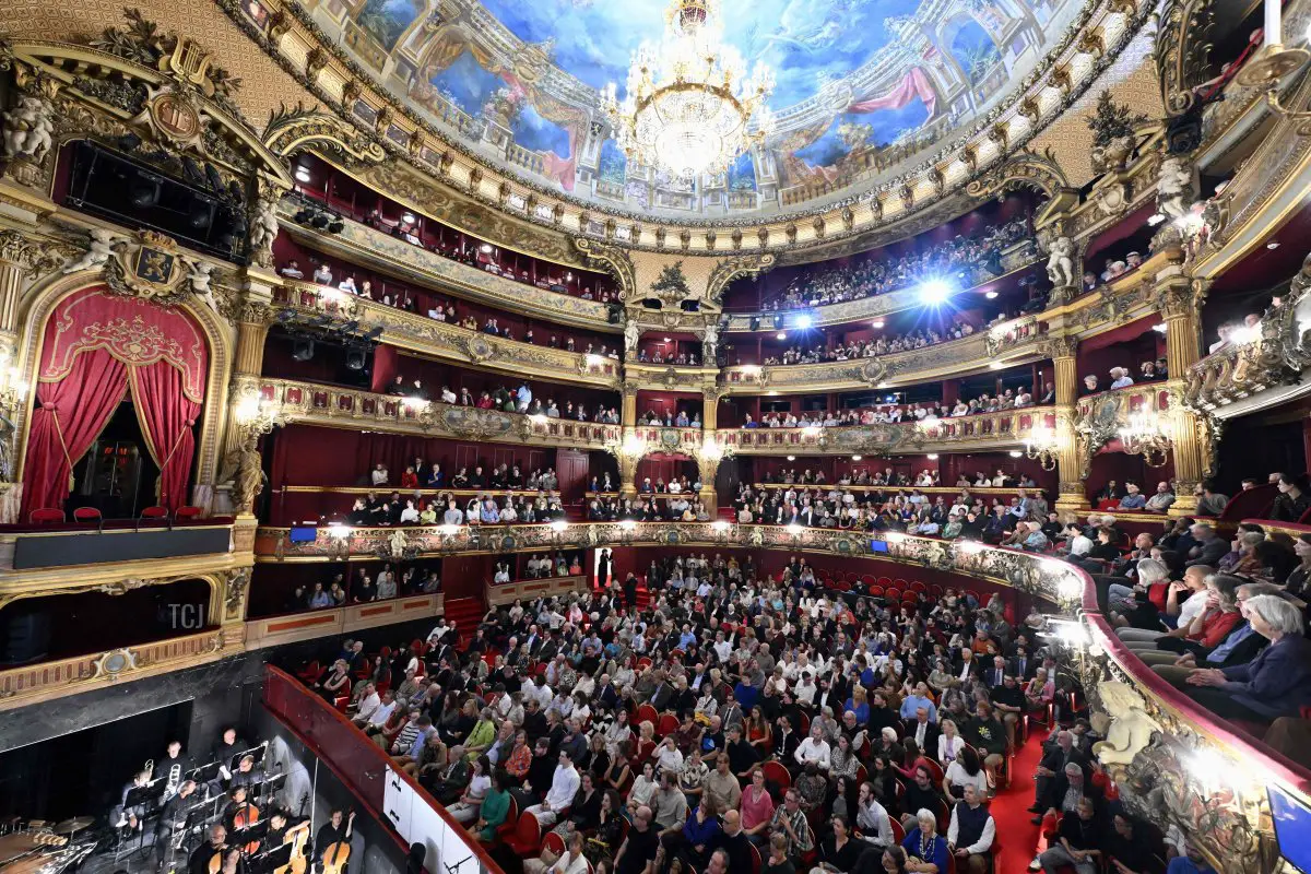 La regina Matilde dei Belgi, insieme alla principessa Eleonora, assiste a una rappresentazione di Cassandra al Teatro Reale della Monnaie a Bruxelles il 21 settembre 2023 (ERIC LALMAND/BELGA MAG/AFP via Getty Images)