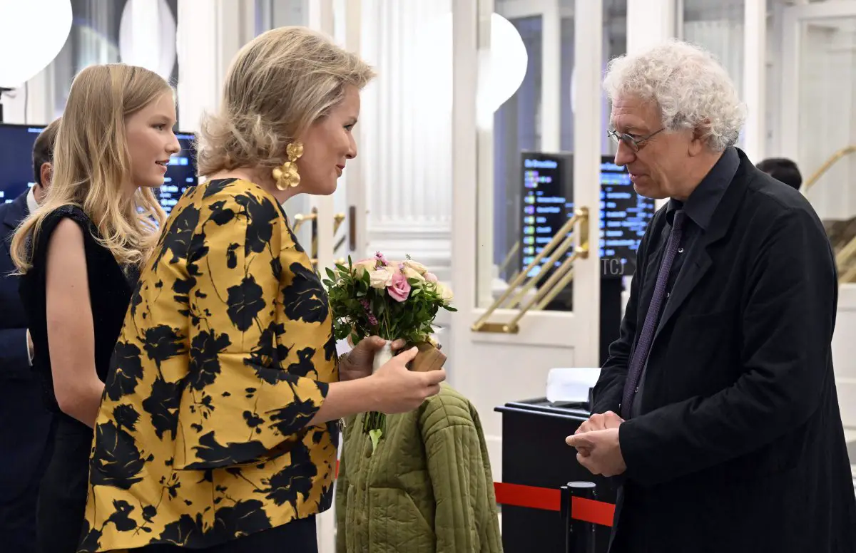 La regina Matilde dei Belgi, insieme alla principessa Eleonora, assiste a una rappresentazione di Cassandra al Teatro Reale della Monnaie a Bruxelles il 21 settembre 2023 (ERIC LALMAND/BELGA MAG/AFP via Getty Images)