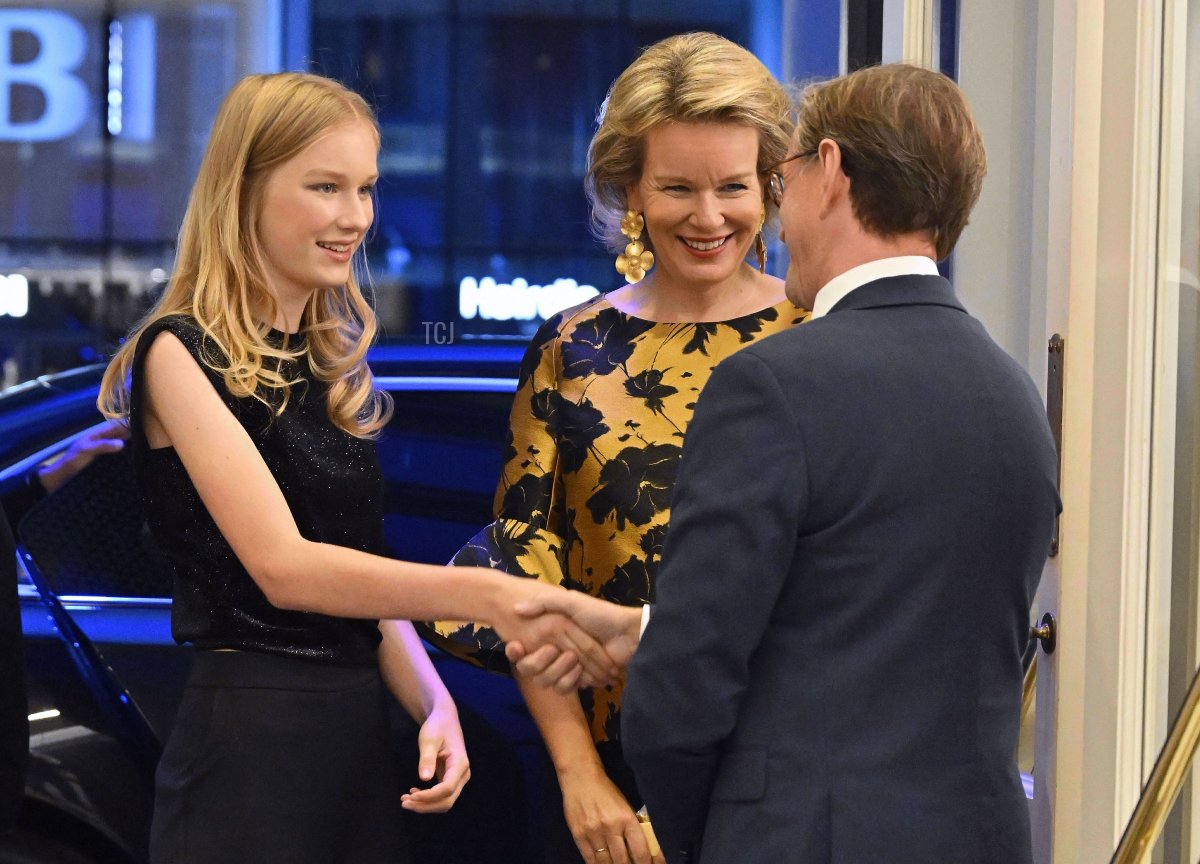 La regina Matilde dei Belgi, insieme alla principessa Eleonora, assiste a una rappresentazione di Cassandra al Teatro Reale della Monnaie a Bruxelles il 21 settembre 2023 (ERIC LALMAND/BELGA MAG/AFP via Getty Images)