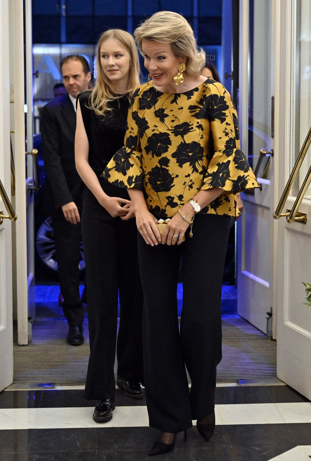 La regina Matilde dei Belgi, insieme alla principessa Eleonora, assiste a una rappresentazione di Cassandra al Teatro Reale della Monnaie a Bruxelles il 21 settembre 2023 (ERIC LALMAND/BELGA MAG/AFP via Getty Images)