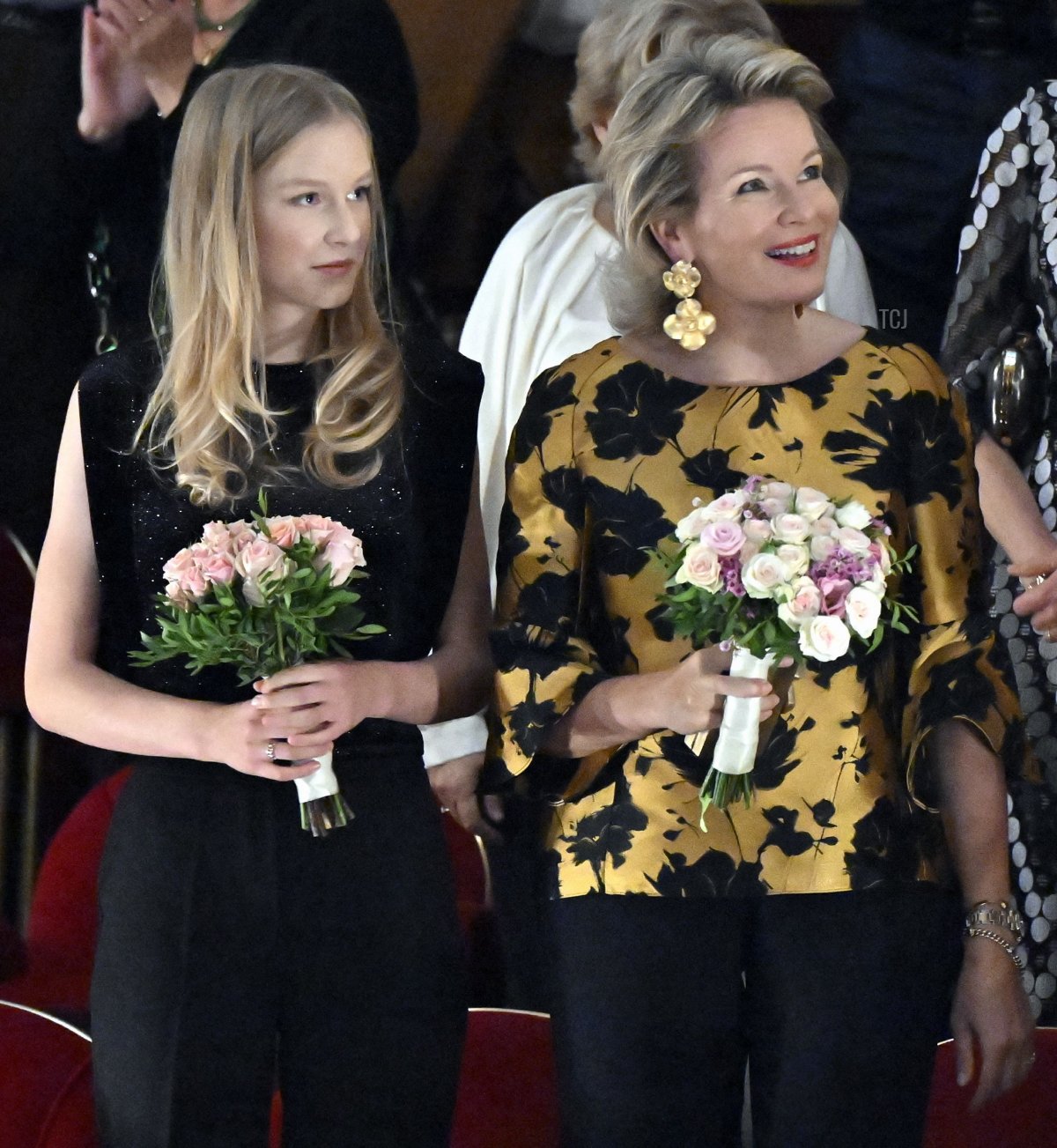 La regina Matilde dei Belgi, con la principessa Eleonora, assiste a una rappresentazione di Cassandra al Teatro Reale della Monnaie a Bruxelles il 21 settembre 2023 (ERIC LALMAND/BELGA MAG/AFP via Getty Images)