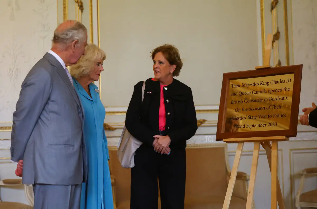 Re Carlo III e Regina Camilla del Regno Unito inaugurano il Consolato Britannico a Bordeaux durante la visita di stato britannica in Francia il 22 settembre 2023 (Hannah McKay - Pool/Getty Images)