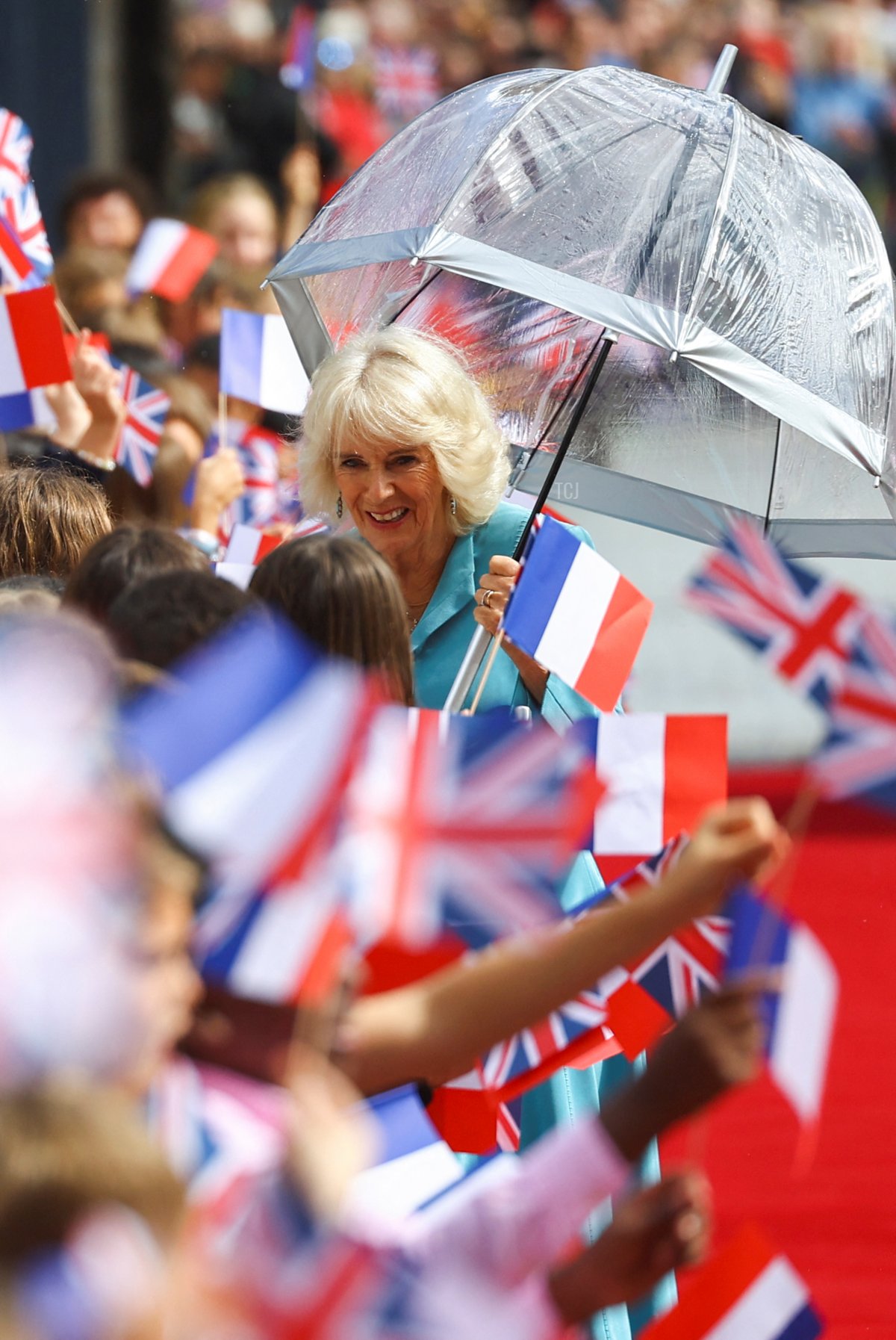 Regina Camilla del Regno Unito saluta i membri del pubblico durante un incontro a Bordeaux durante la visita di stato britannica in Francia il 22 settembre 2023 (HANNAH MCKAY/POOL/AFP via Getty Images)