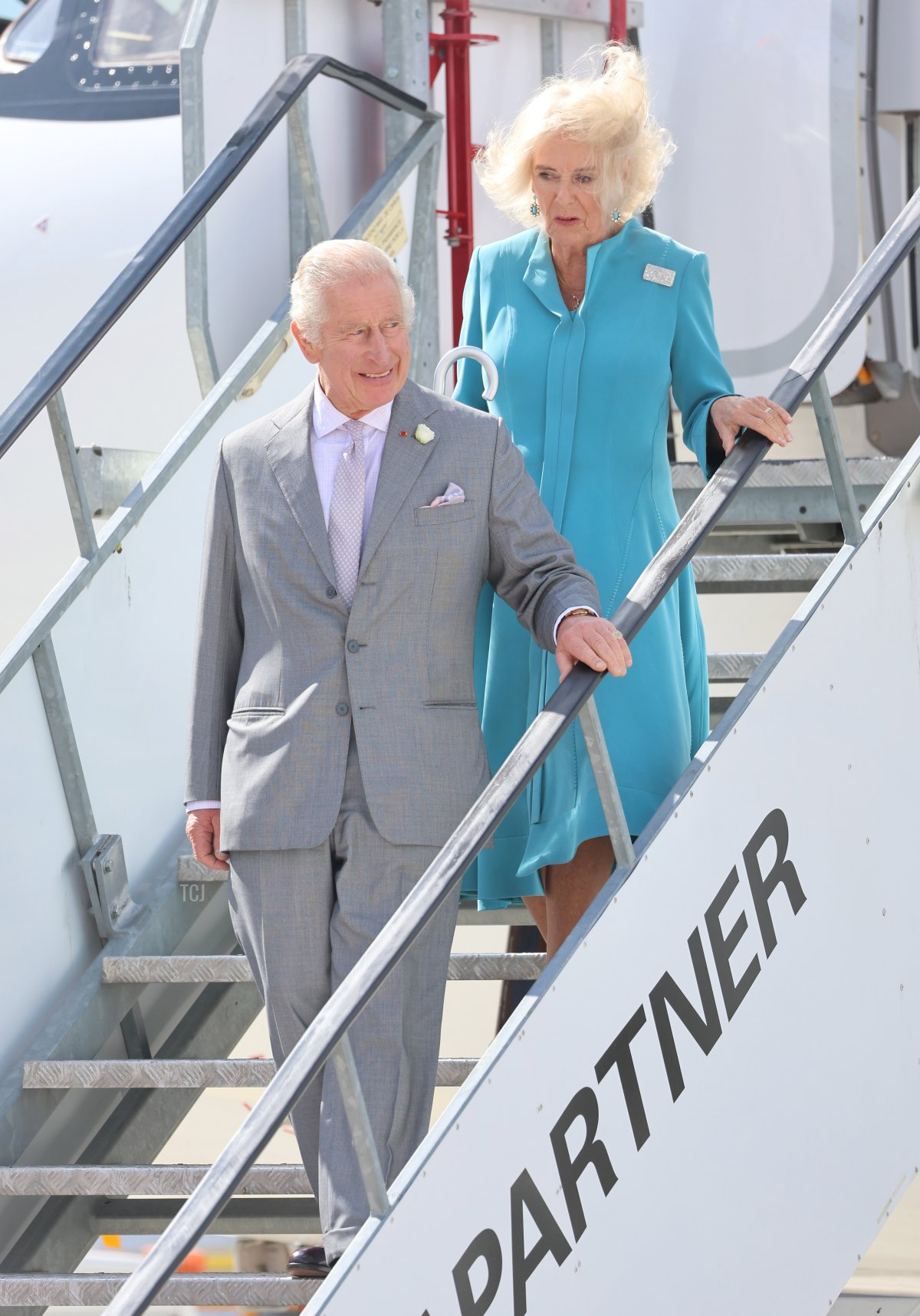 Re Carlo III e Regina Camilla del Regno Unito arrivano all'Aeroporto di Bordeaux-Merignac durante la visita di stato britannica in Francia il 22 settembre 2023 (Chris Jackson/Getty Images)