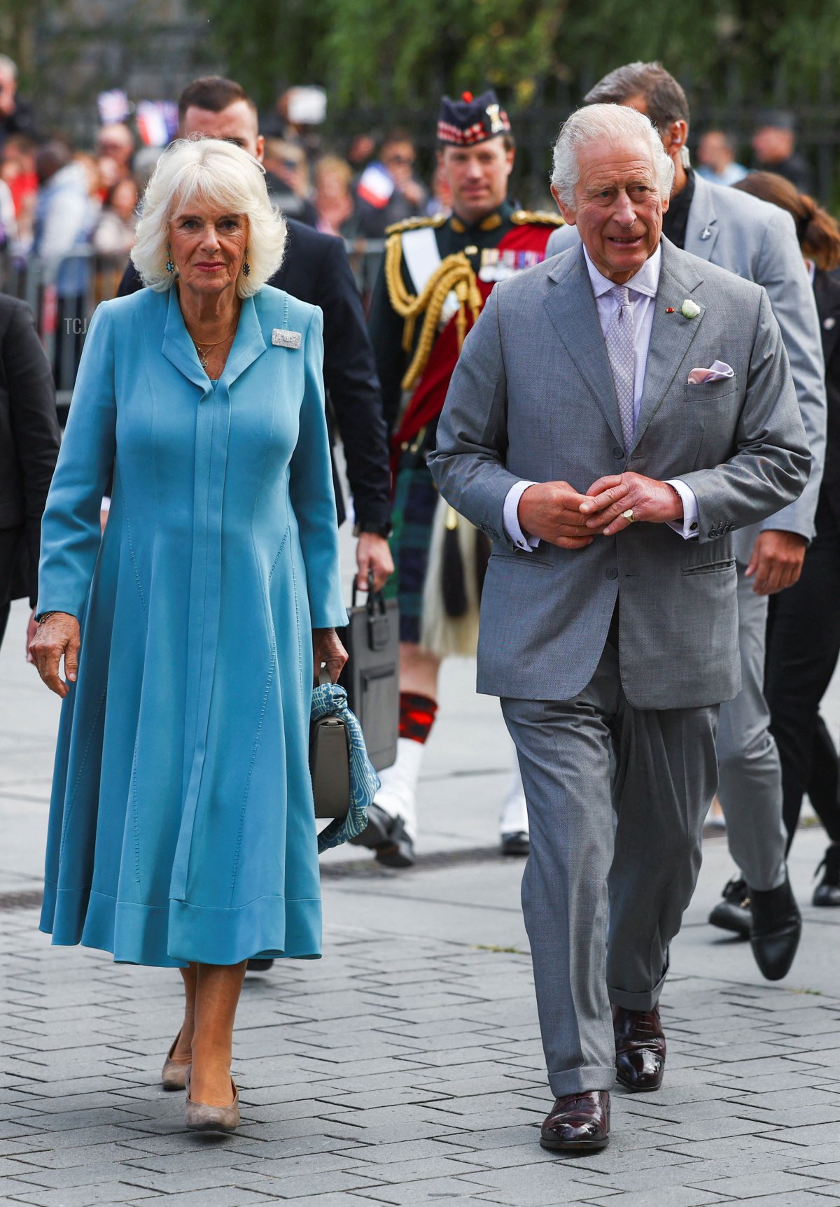 Re Carlo III e Regina Camilla del Regno Unito arrivano all'Hotel di Ville di Bordeaux durante la visita di stato britannica in Francia il 22 settembre 2023 (HANNAH MCKAY/POOL/AFP via Getty Images)