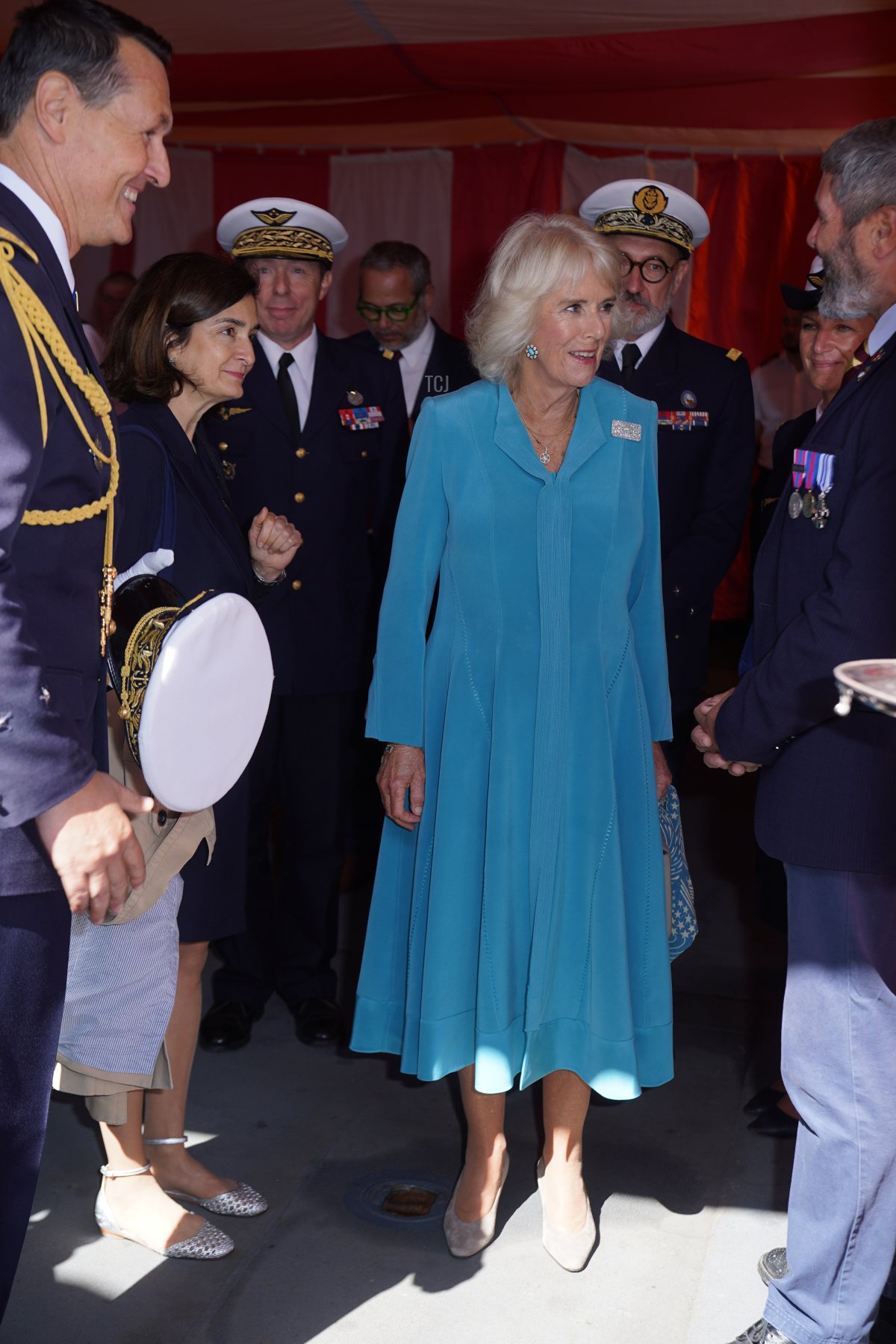 Regina Camilla del Regno Unito partecipa a una ricezione sul ponte di volo della HMS Iron Duke a Bordeaux durante la visita di stato britannica in Francia il 22 settembre 2023 (YUI MOK/POOL/AFP via Getty Images)