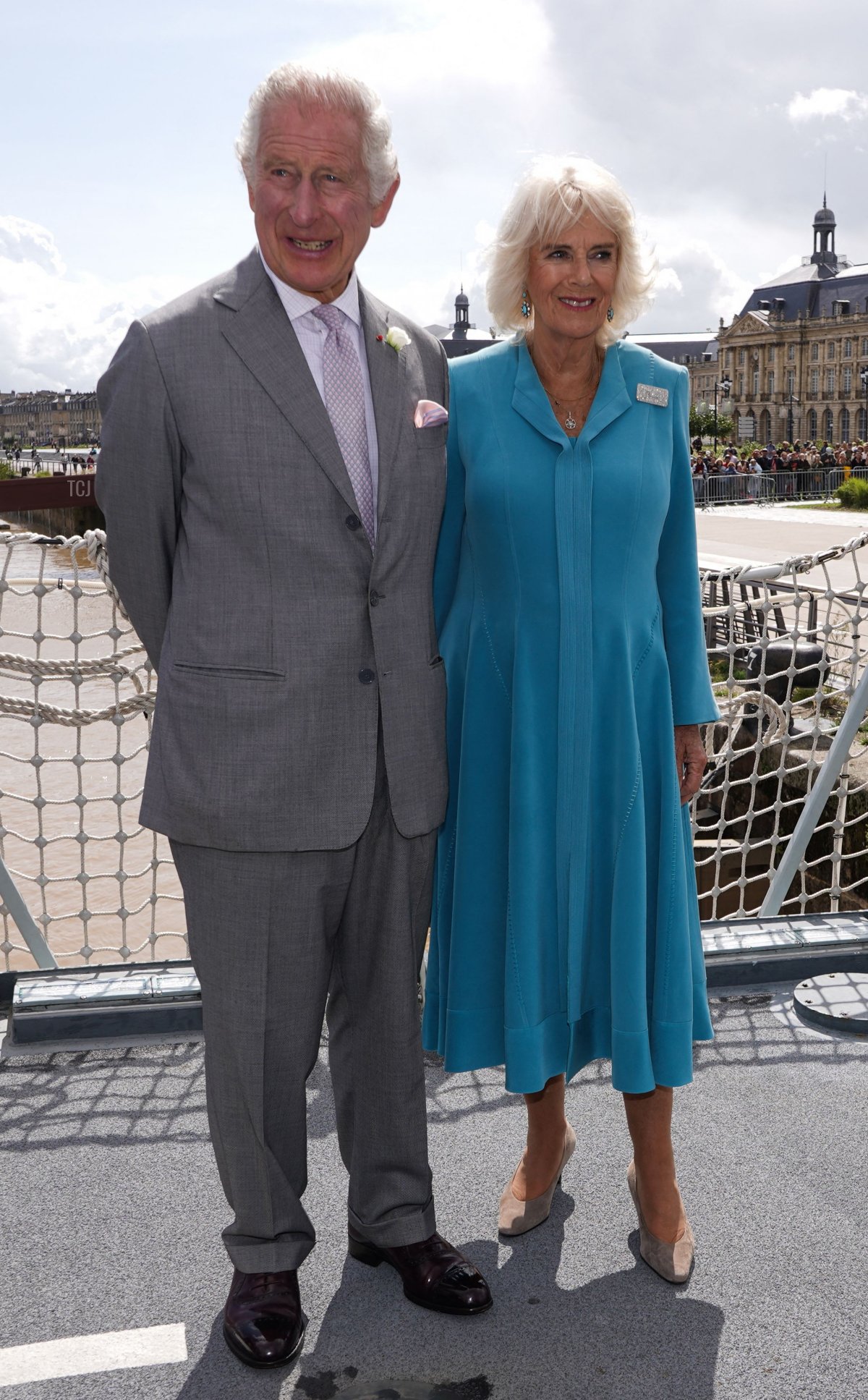 Re Carlo III e Regina Camilla del Regno Unito arrivano per una ricezione sul ponte di volo della HMS Iron Duke a Bordeaux durante la visita di stato britannica in Francia il 22 settembre 2023 (YUI MOK/POOL/AFP via Getty Images)