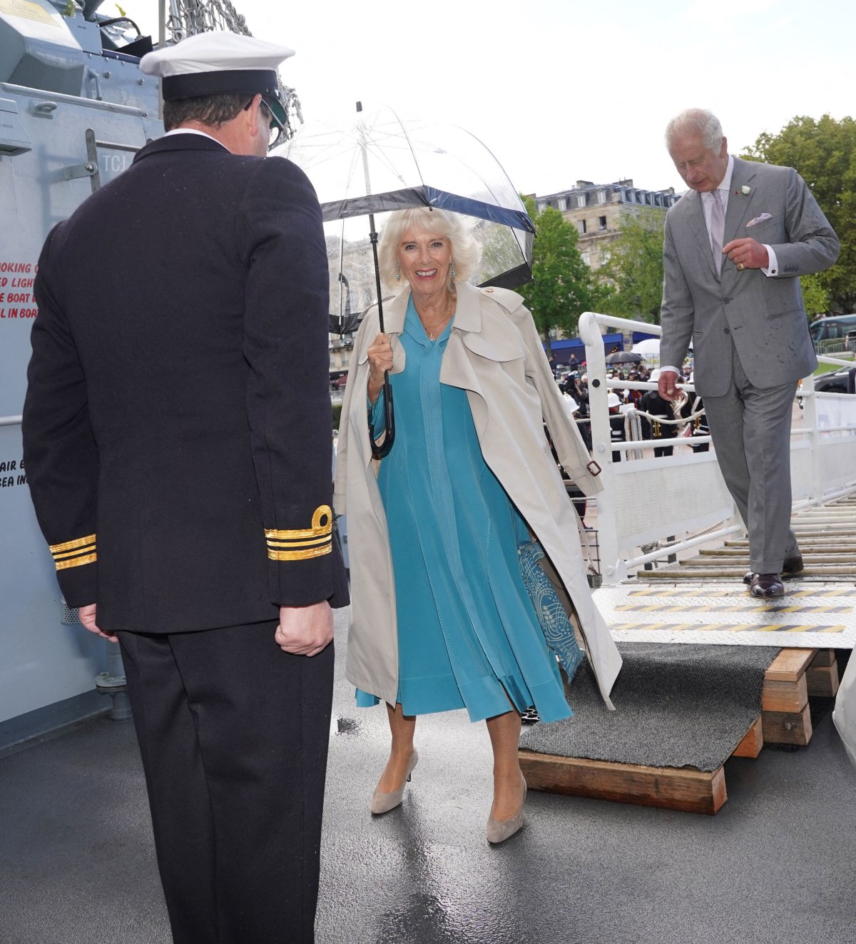 Re Carlo III e Regina Camilla del Regno Unito salgono a bordo della HMS Iron Duke a Bordeaux durante la visita di stato britannica in Francia il 22 settembre 2023 (YUI MOK/POOL/AFP via Getty Images)