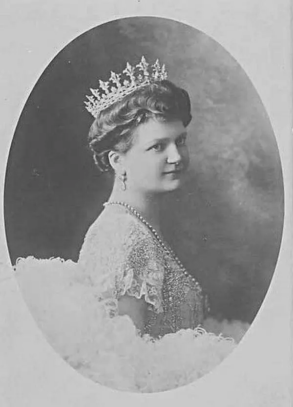 Grand Duchess Eleonore of Hesse and by Rhine wears the Hesse Strawberry Leaf Tiara in a portrait