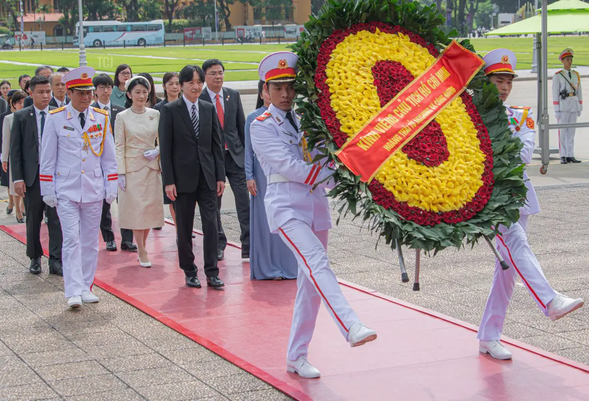 Il Principe e la Principessa ereditaria del Giappone visitano il mausoleo del Presidente Ho Chi Minh a Hanoi il 21 settembre 2023 (VIET LINH/AFP via Getty Images)