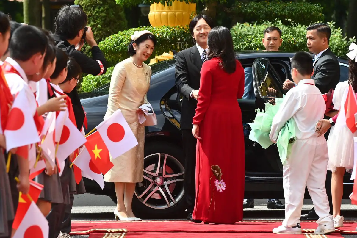 Il Principe e la Principessa ereditaria del Giappone vengono accolti dal Vicepresidente Vo Thi Anh Xuan del Vietnam al palazzo presidenziale di Hanoi il 21 settembre 2023 (GIANG HUY/AFP via Getty Images)