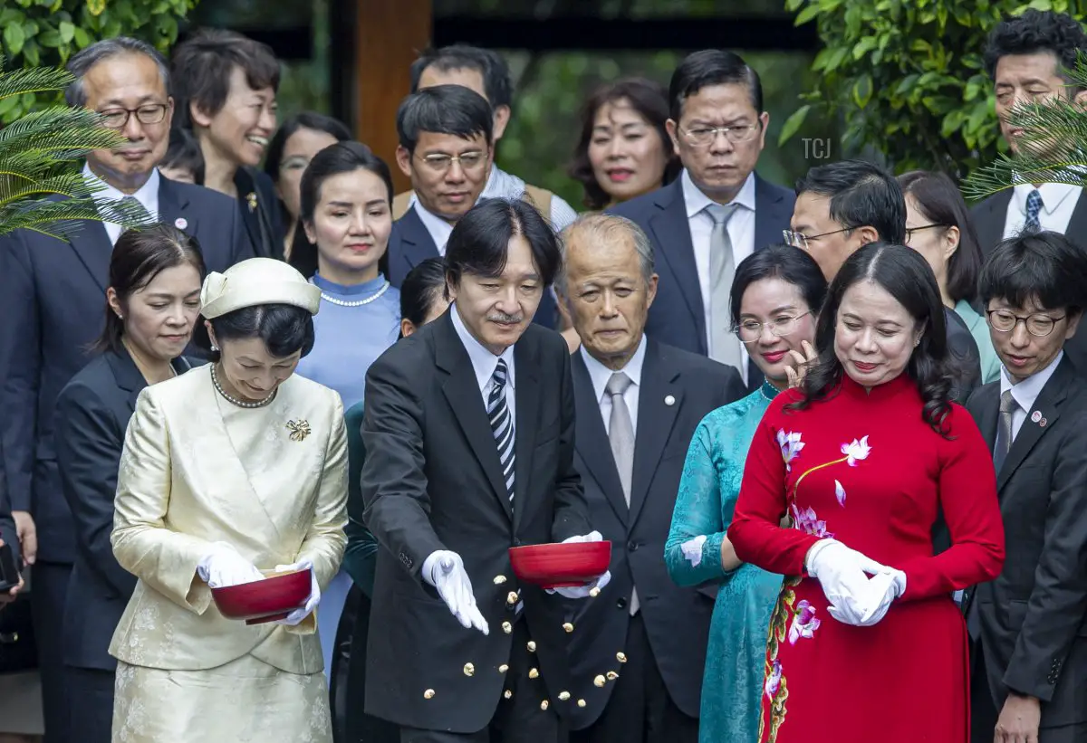 Il Principe e la Principessa ereditaria del Giappone danno da mangiare ai pesci con il Vicepresidente Vo Thi Anh Xuan del Vietnam al palazzo presidenziale di Hanoi il 21 settembre 2023 (VIET LINH/AFP via Getty Images)