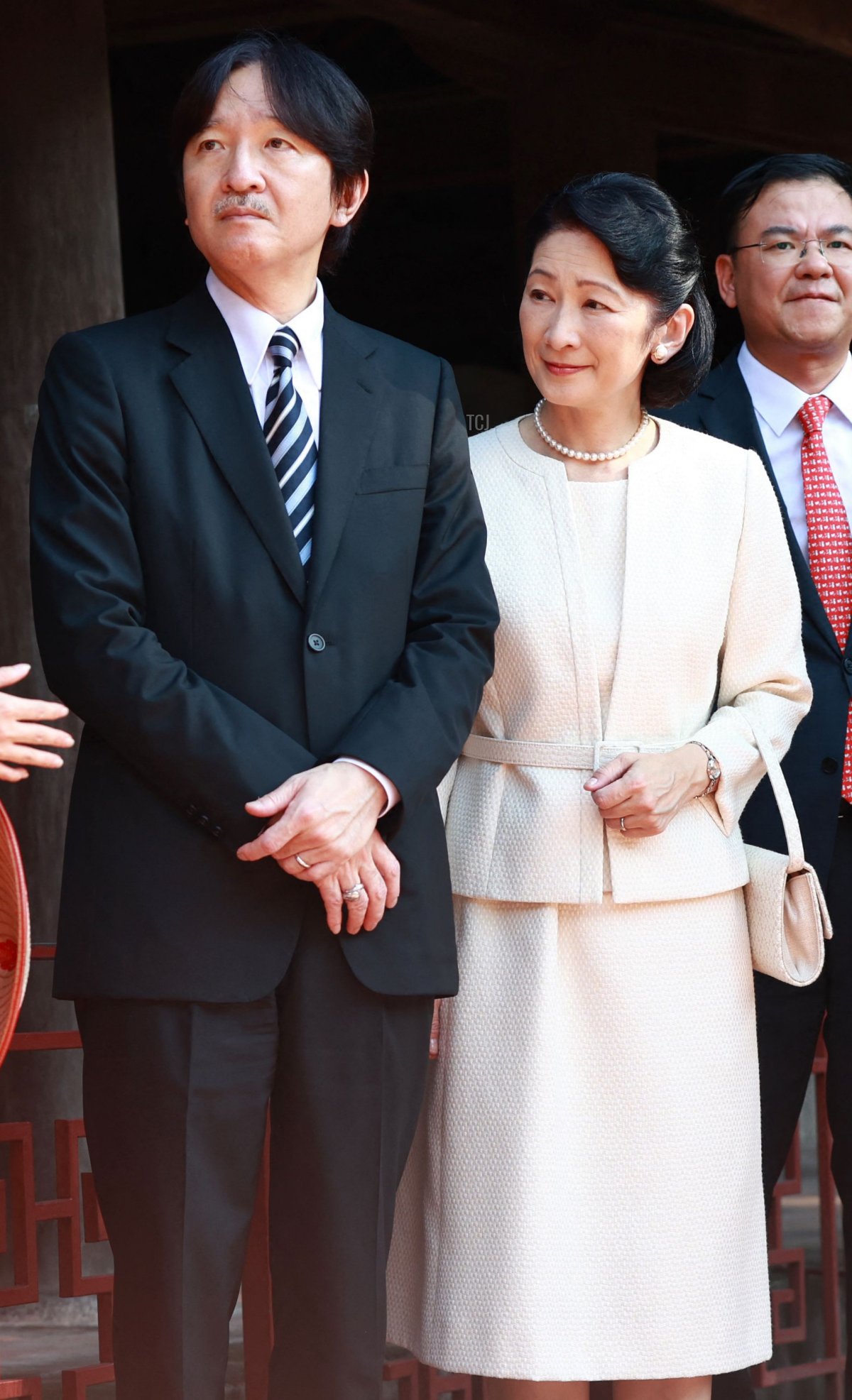 Il Principe e la Principessa ereditaria del Giappone visitano Van Mieu, un tempio dedicato al filosofo cinese Confucio, a Hanoi il 21 settembre 2023 (GIANG HUY/AFP via Getty Images)