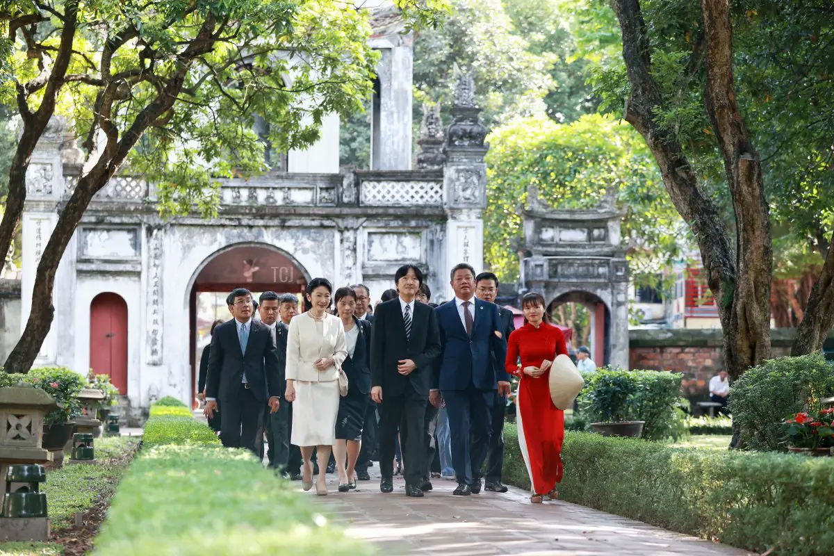 Il Principe e la Principessa ereditaria del Giappone visitano Van Mieu, un tempio dedicato al filosofo cinese Confucio, a Hanoi il 21 settembre 2023 (GIANG HUY/AFP via Getty Images)