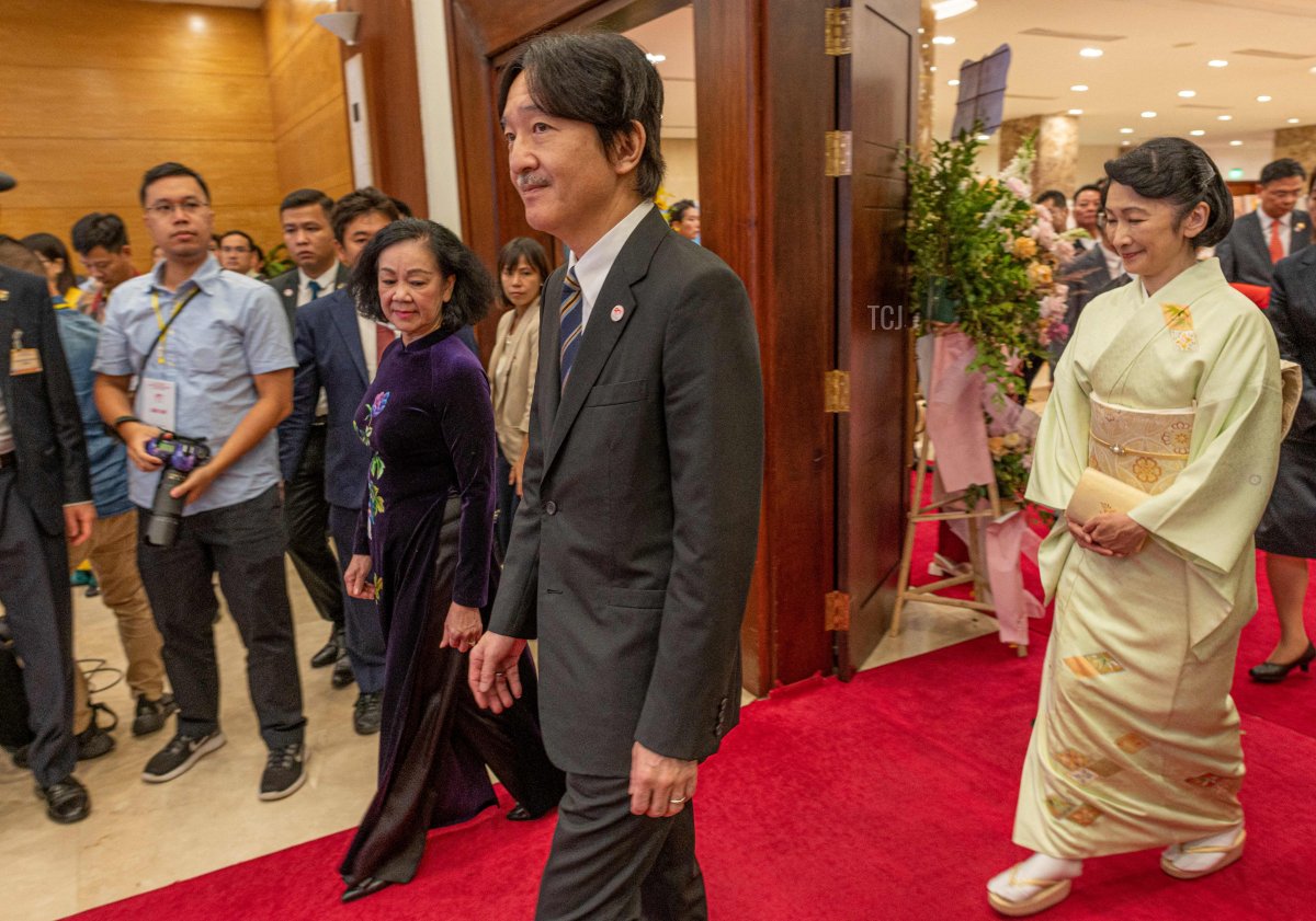 Il Principe e la Principessa ereditaria del Giappone partecipano a una celebrazione per i 50 anni di relazioni diplomatiche tra Vietnam e Giappone presso il Centro Internazionale Conferenze di Hanoi il 21 settembre 2023 (VIET LINH/AFP via Getty Images)