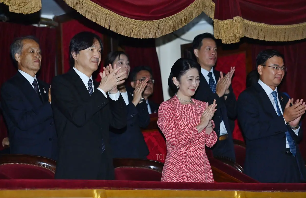 Il Principe e la Principessa ereditaria del Giappone partecipano alla prima dell'opera Princess Anio presso il Teatro dell'Opera di Hanoi il 22 settembre 2023 (GIANG HUY/AFP via Getty Images)