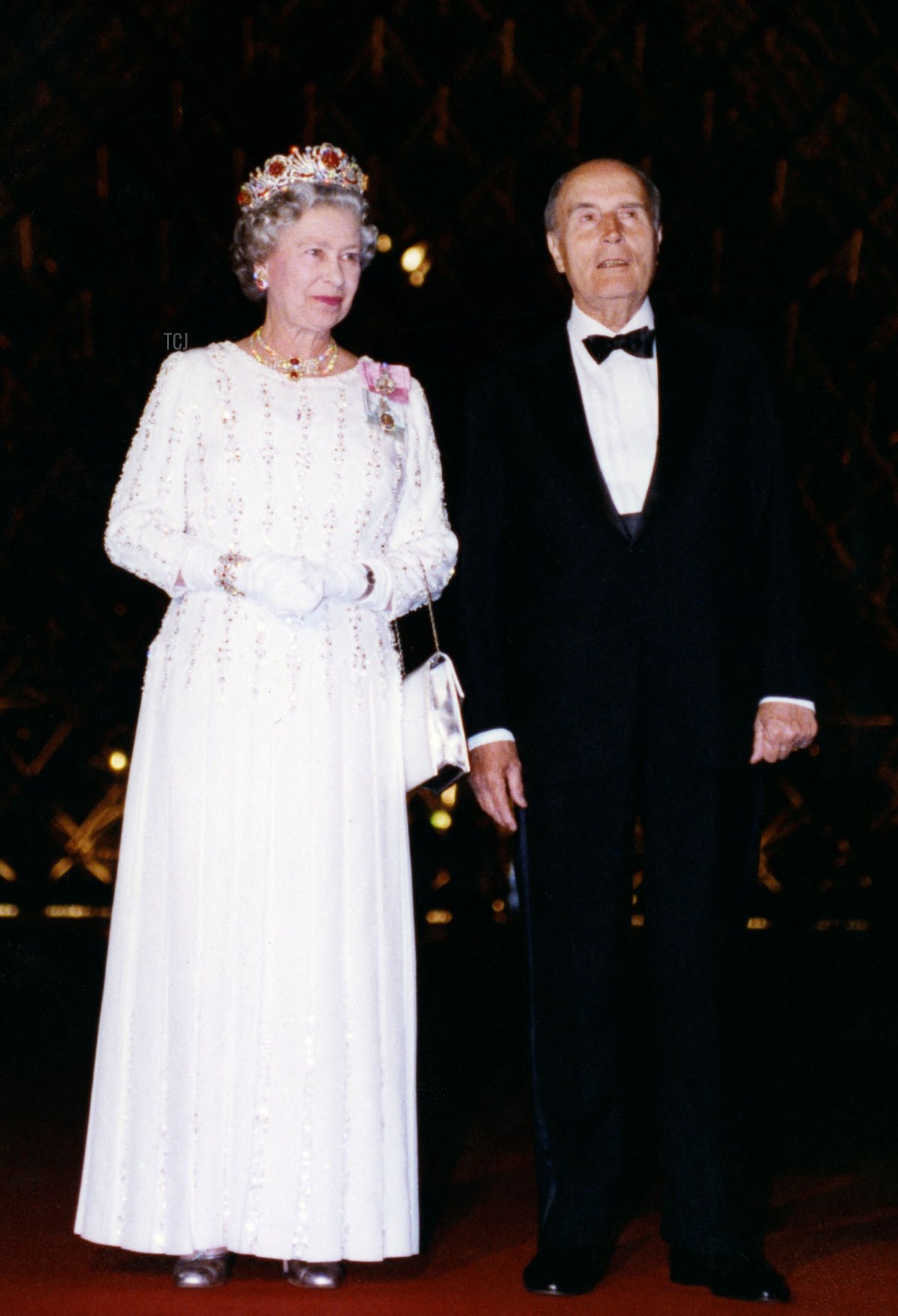 Britain's Queen Elizabeth II and French President François Mitterrand pose in front of the Louvre Pyramid after a visit to the Louvre Museum in Paris on June 9, 1992 (PHILIPPE WOJAZER/POOL/AFP via Getty Images)