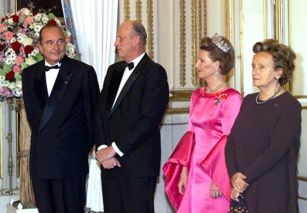 French President Jacques Chirac and his wife, Bernadette, host a state dinner in honor of King Harald V and Queen Sonja of Norway at the Elysee Palace in Paris on March 1, 2000 (PHILIPPE WOJAZER/REUTERS POOL/AFP via Getty Images)