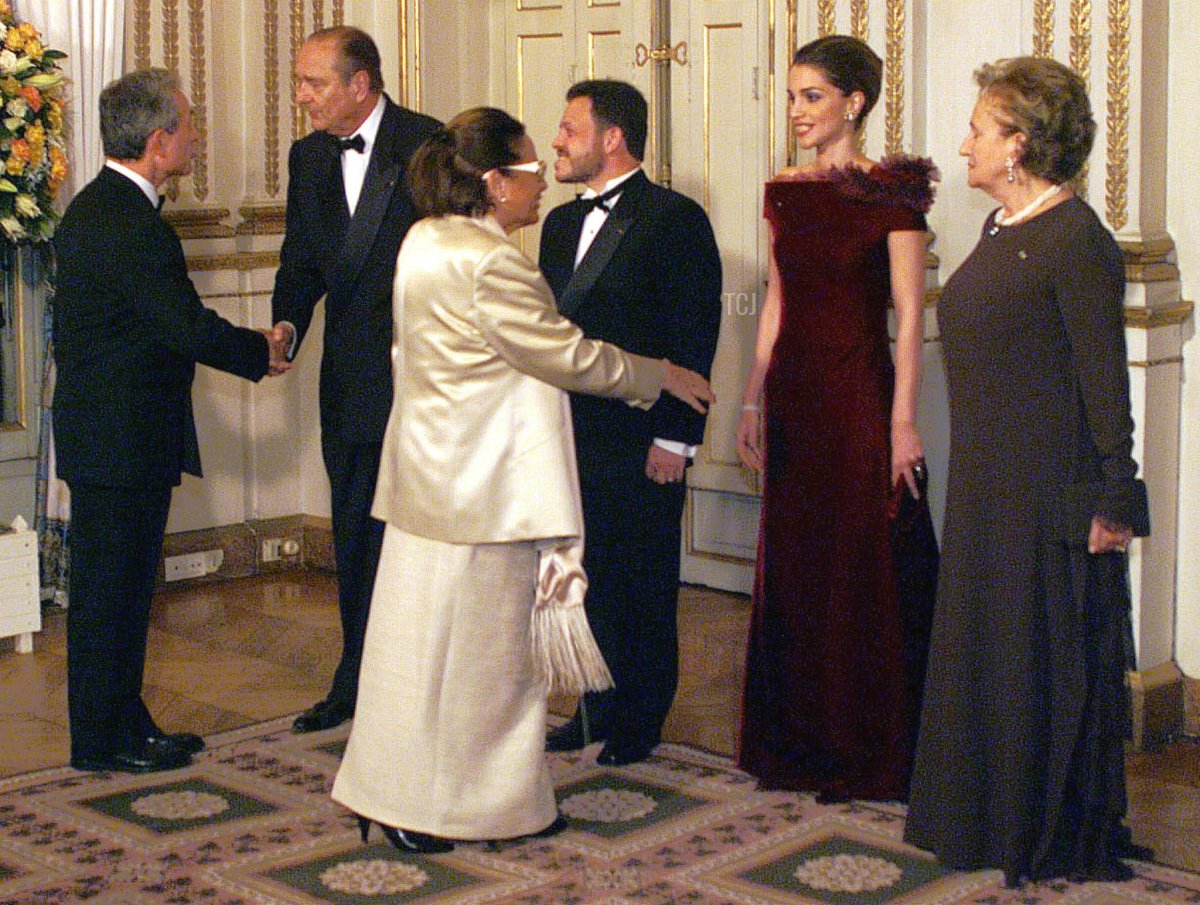 President Jacques Chirac and his wife, Bernadette, with King Abdullah II and Queen Rania of Jordan, greet Paris Mayor Jean Tiberi and his wife, Xaviere, ahead of a state dinner at the Elysee Palace on November 15, 1999 (JEAN-CHRISTOPHE KAHN/POOL/AFP via Getty Images)