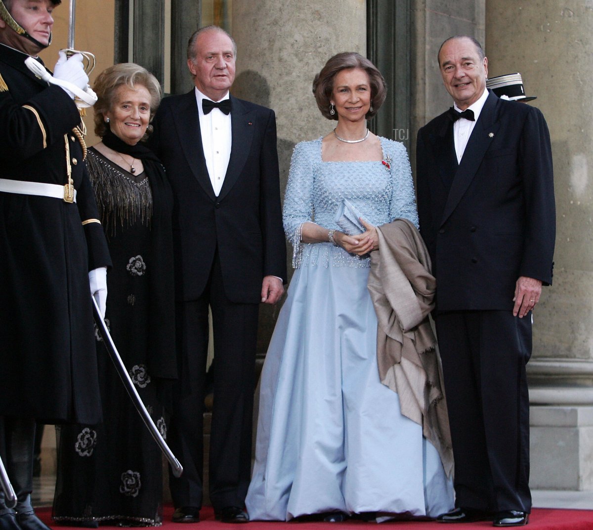 President Jacques Chirac and his wife, Bernadette, host a state dinner at the Elysee Palace in Paris in honor of King Juan Carlos and Queen Sofia of Spain on March 27, 2006 (PATRICK KOVARIK/AFP via Getty Images)