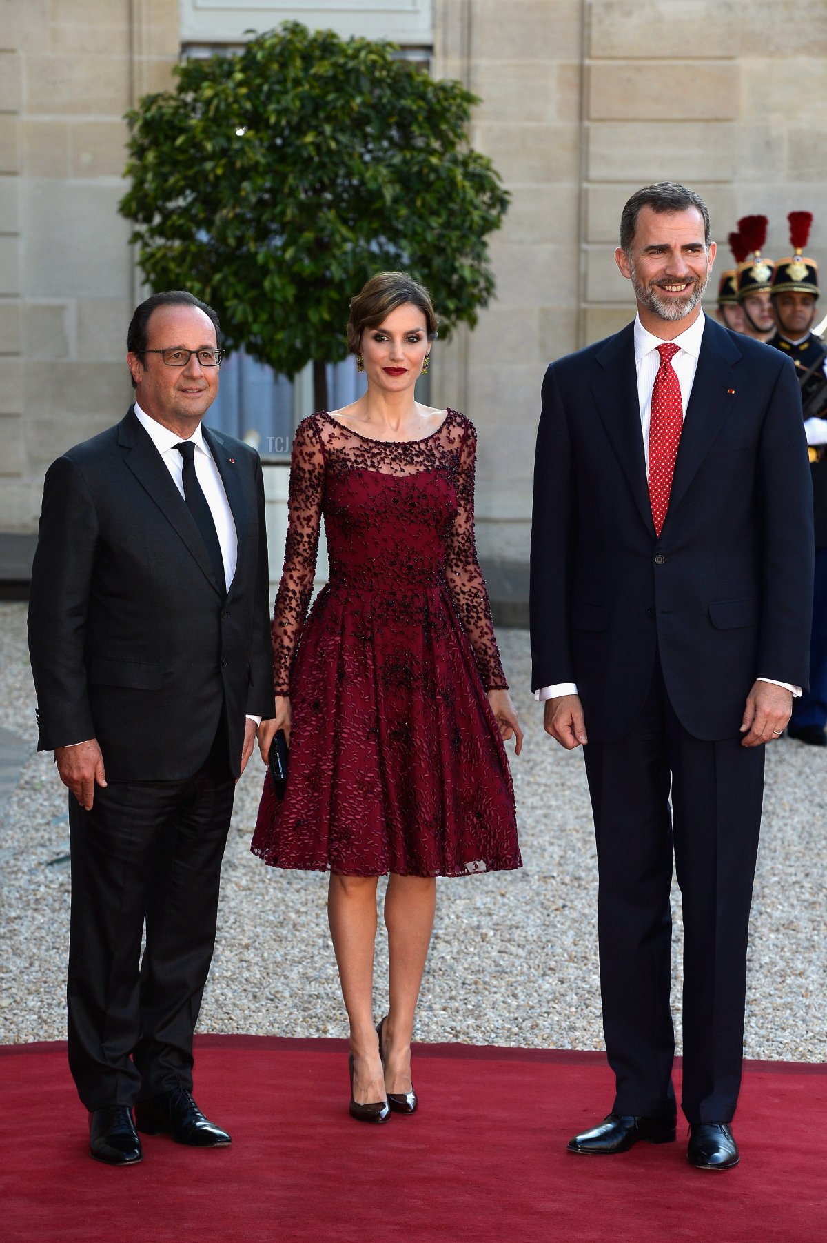 French President Francois Hollande greets King Felipe VI and Queen Letizia of Spain ahead of a state dinner at the Elysee Palace in Paris on June 2, 2015 (Pascal Le Segretain/Getty Images)