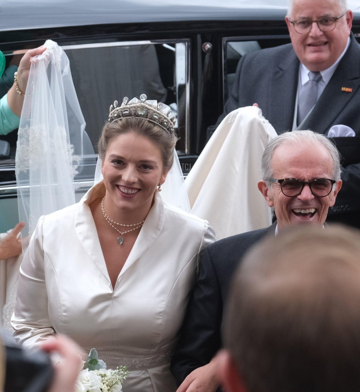 Maria Teresita di Sassonia, con suo padre, Alexander, nel giorno del suo matrimonio a Dresda, 23 settembre 2023 (Sebastian Willnow/DPA Picture Alliance/Alamy)