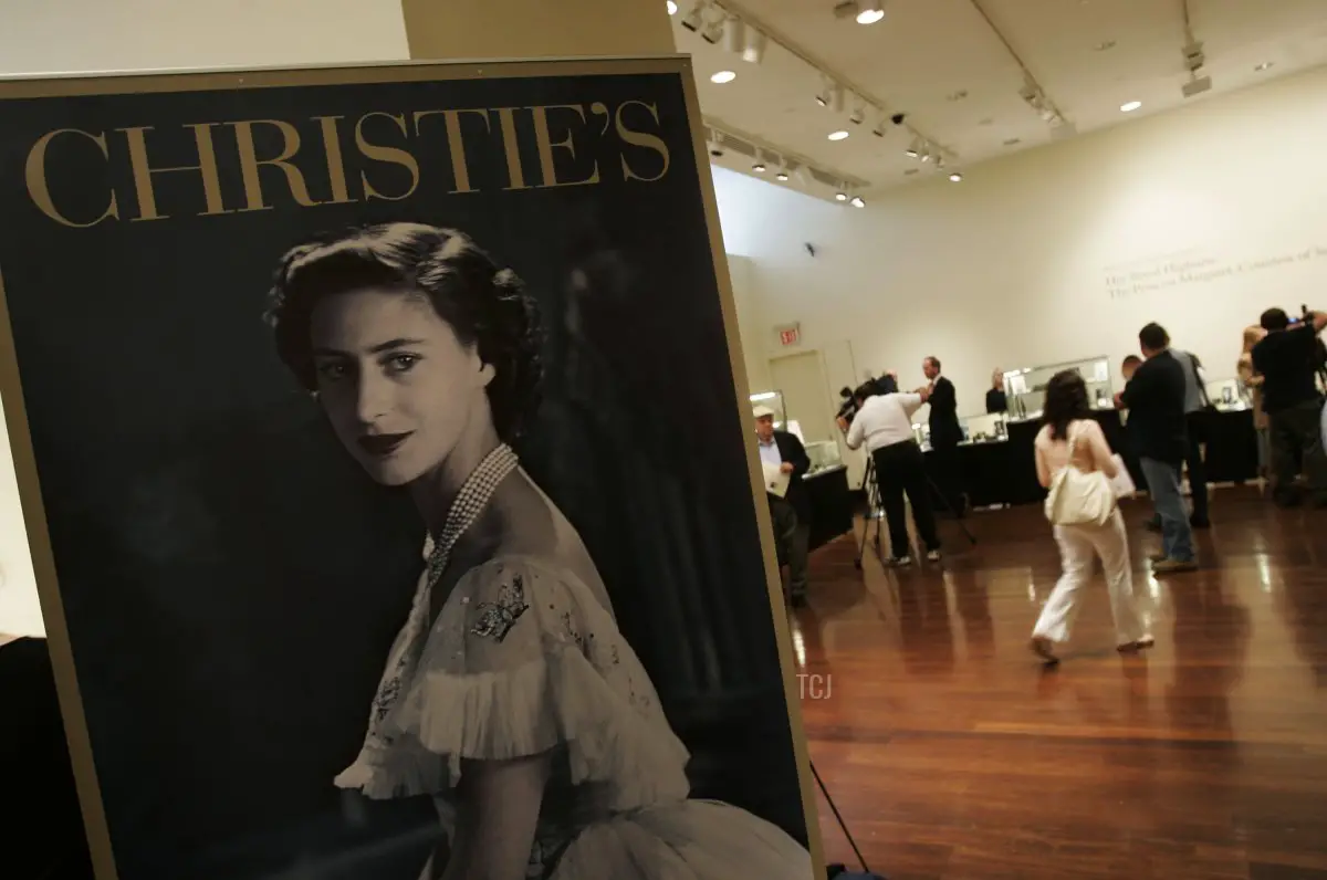 Un'insegna per l'asta di Christie's dedicata ai gioielli della Principessa Margaret è visibile durante un open house il 5 giugno 2006 a New York (Chris Hondros/Getty Images)