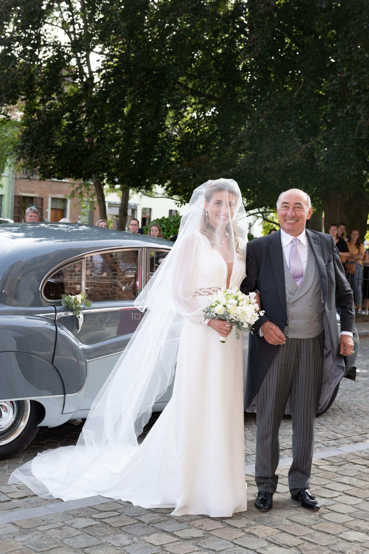 Natacha Roumiantzoff-Pachkevitch arriva con suo padre per il matrimonio con l'Arciduca Alessandro d'Austria a Beloeil, Belgio, il 29 settembre 2023 (David Niviere/Abaca Press/Alamy)