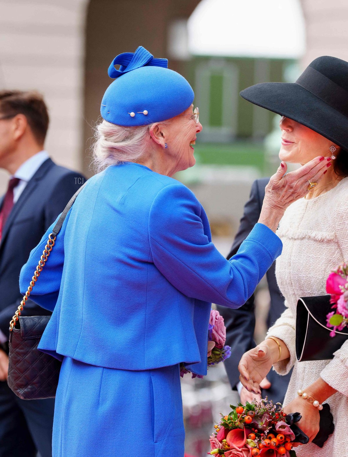 La Regina Margherita II e la Principessa ereditaria Mary di Danimarca partecipano all'apertura del parlamento al Palazzo Christiansborg a Copenaghen il 3 ottobre 2023 (LISELOTTE SABROE/Ritzau Scanpix/AFP via Getty Images)