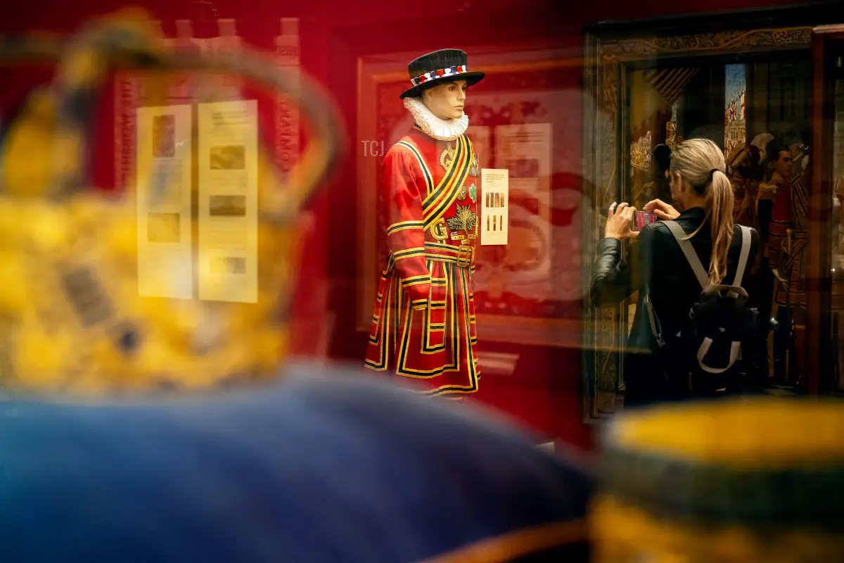 Una replica del vestito di Stato dell'Yeoman of the Guard del regno del re Giorgio V è esposta come parte della mostra 'Tesori di filo d'oro e d'argento' alla Guildhall Art Gallery di Londra il 28 settembre 2023 (Leon Neal/Getty Images)